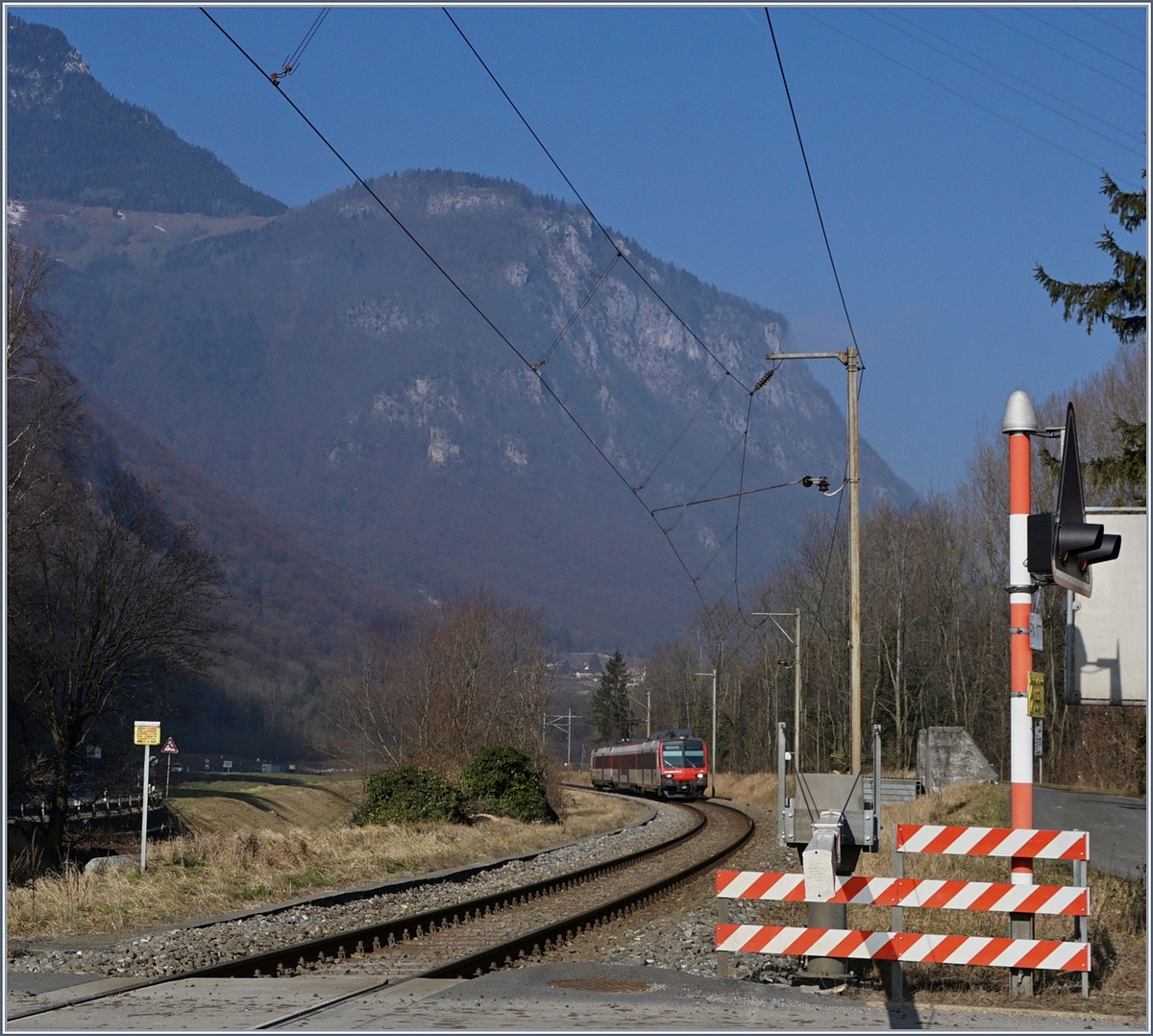 Ein RegionAlps Regionalzug nähert sich dem Château de la Porte de Scex und dessen nahegelegen Bahnübergang. 

15. Feb. 2017