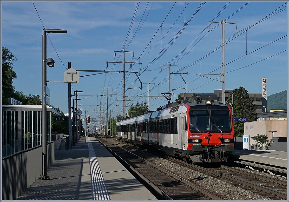 Ein SBB RABe 560  Domino  auf der Fahrt von Biel/Bienne nach Delle bei der Durchfahrt in Biel/Bienne Bözingenfeld/Champs-de-Boujean.
16. Mai 2017  