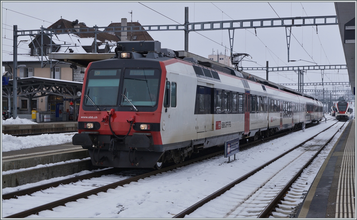 Ein SBB RBDe 560 steht als S 20 in Romont. 

22. Dez. 2021
