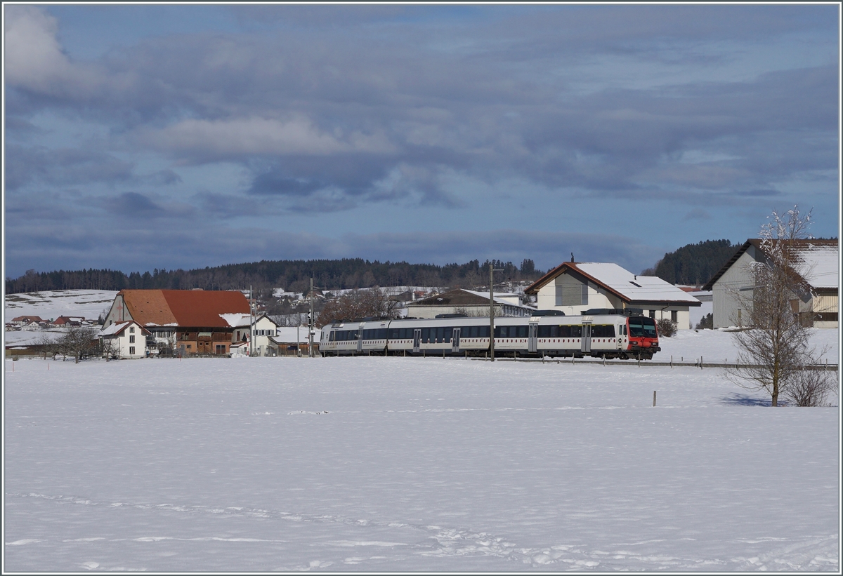 Ein von der SBB übernommener RBDe 560  Domino  der TPF zwischen Vaulruz und Sâles auf dem Weg in Richtung Romont.

23. Dezember 2021