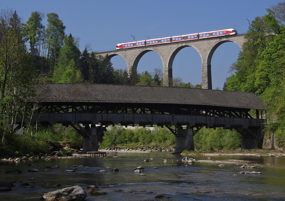 Ein Stadler FLIRT der S�DOSTBAHN als S9 23934 von Wil nach Nesslau-Neu St. Johann �berquert am 30.04.2011 bei L�tisburg den tief eingeschnittenen Hammertobel auf dem Guggenloch-Viadukt.
