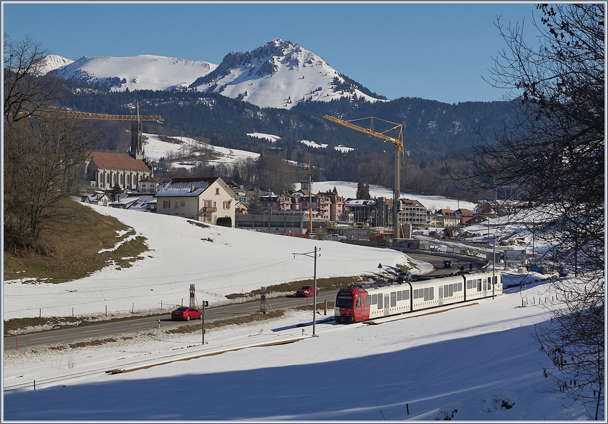 Ein TPF Regionalzug kurz vor Châtel, an der Stelle wo künftig die Strecke statt in den Ort, nach links zum neuen im Bau befindlichen Durchgangsbahnhof fahren wird.

Da dadurch u.a. die Kantonsstrasse verlegt werden muss, bleibt die Strecken Châtel St-Denis Palézieux vom 4. März bis 3. November 2019 gesperrt.

16. Feb.2019