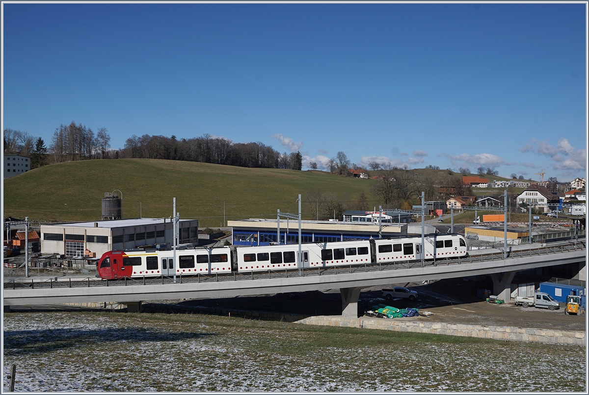 Ein TPF SURF auf der neuen Brücke als Zufahrt zum neu angelegten Durchfahrtsbahnhof von Châtel St-Denis. 

5. Februar 2020