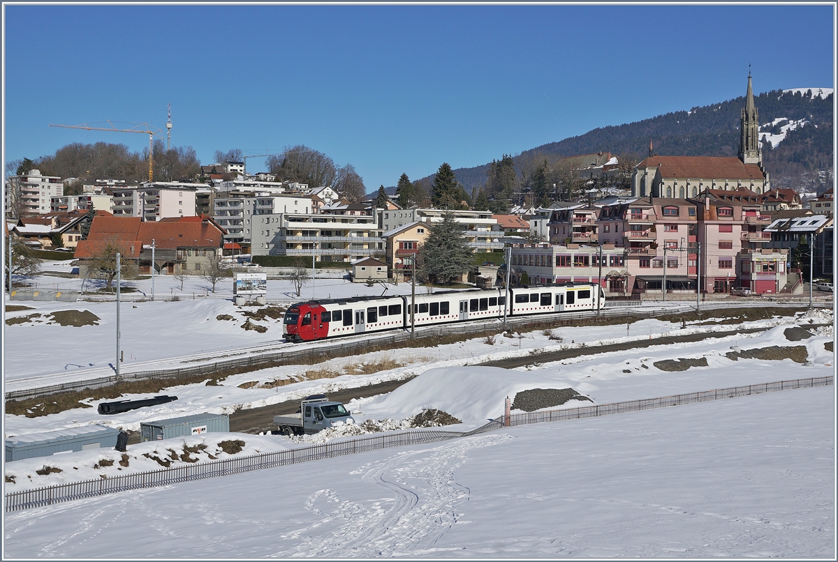 Ein TPF SURF ist bei Châtel St-Denis auf dem Weg nach Palézieux im Hintergrund sind die Bauarbeiten für den neuen Bahnhof sowie die Strecke zu erkennen. 

15. Feb. 2019