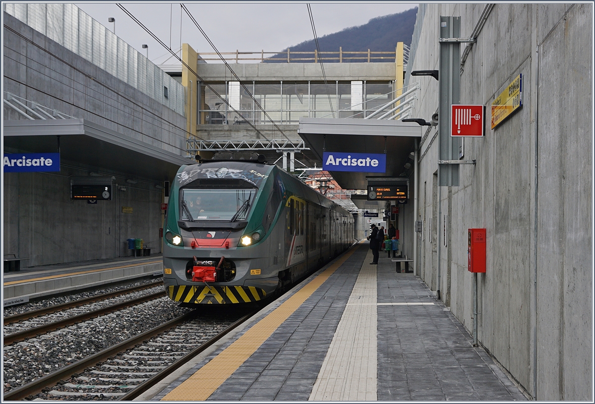 Ein Trenord Regio Express von Milano Porta Garibaldi nach Porte Ceresio beim Halt in Arcisate. Kurz darauf verzweigt sich die Strecke in die Äste nach Porte Cersesio und Gaggiolo Transitoe (- Stabio).
16. Jan. 2018