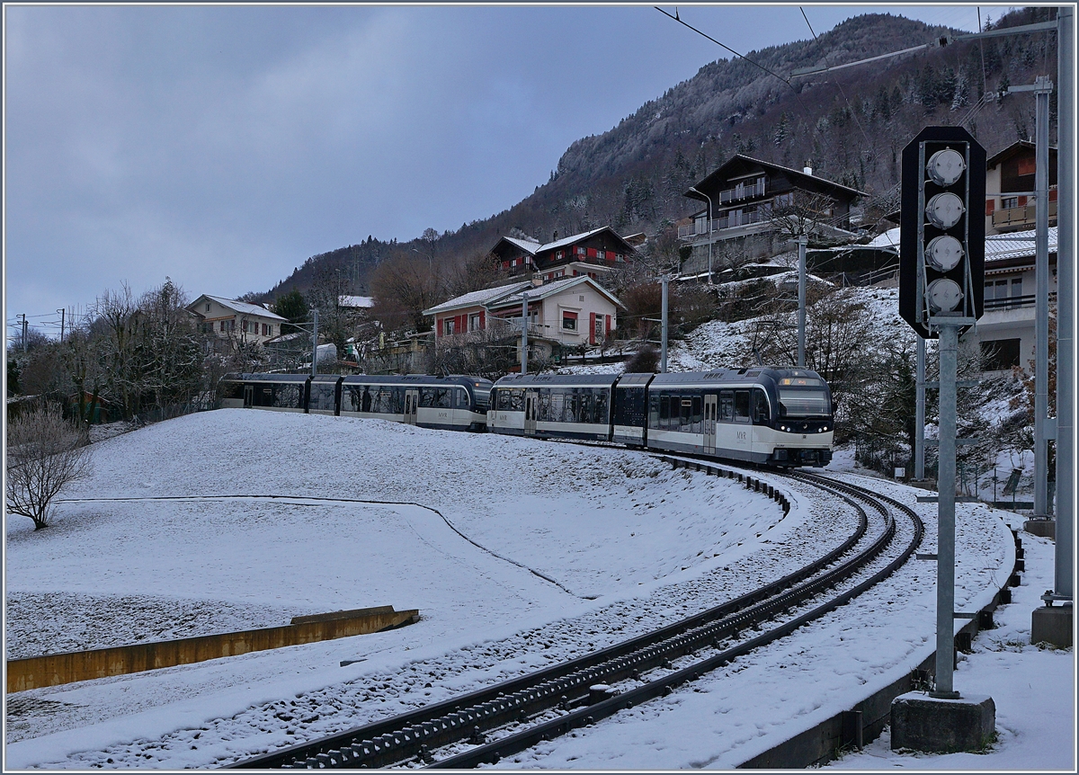 Ein Vorteil der neune Stadler SUIR ABeh 2/6 ist die Bildung von Zügen mit zwei Triebzügen, auch auf der Zahnradstrecke, was bei Frequenzstarken Kursen neuerdings vermehrt angewandt wird.
Der CEV MVR Regionalzug 1428 beim Einfahrsignal von Blonay.

11. Feb 2019
 