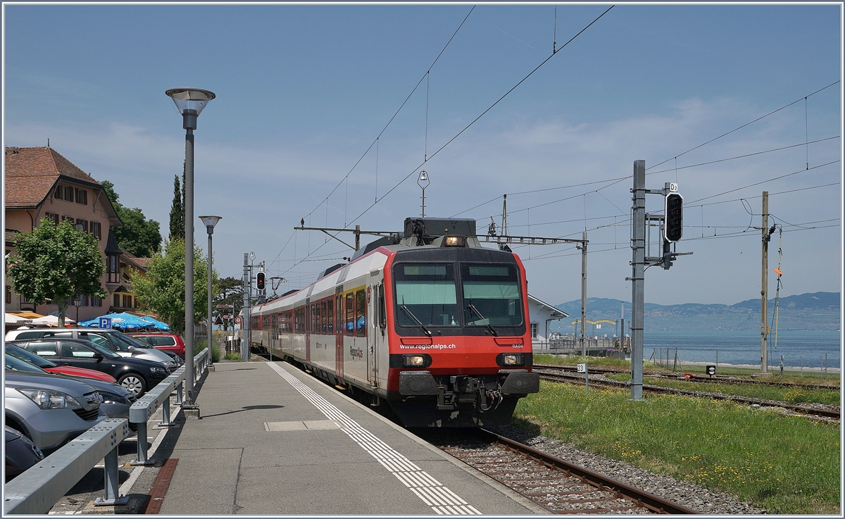 Ein  Walliser  Region Alps Domino RBDe 560 erreicht von St-Gingolph kommend Bouvert. im Hintergrund der Genfersee und das Lavaux. 

25. Juni 2019