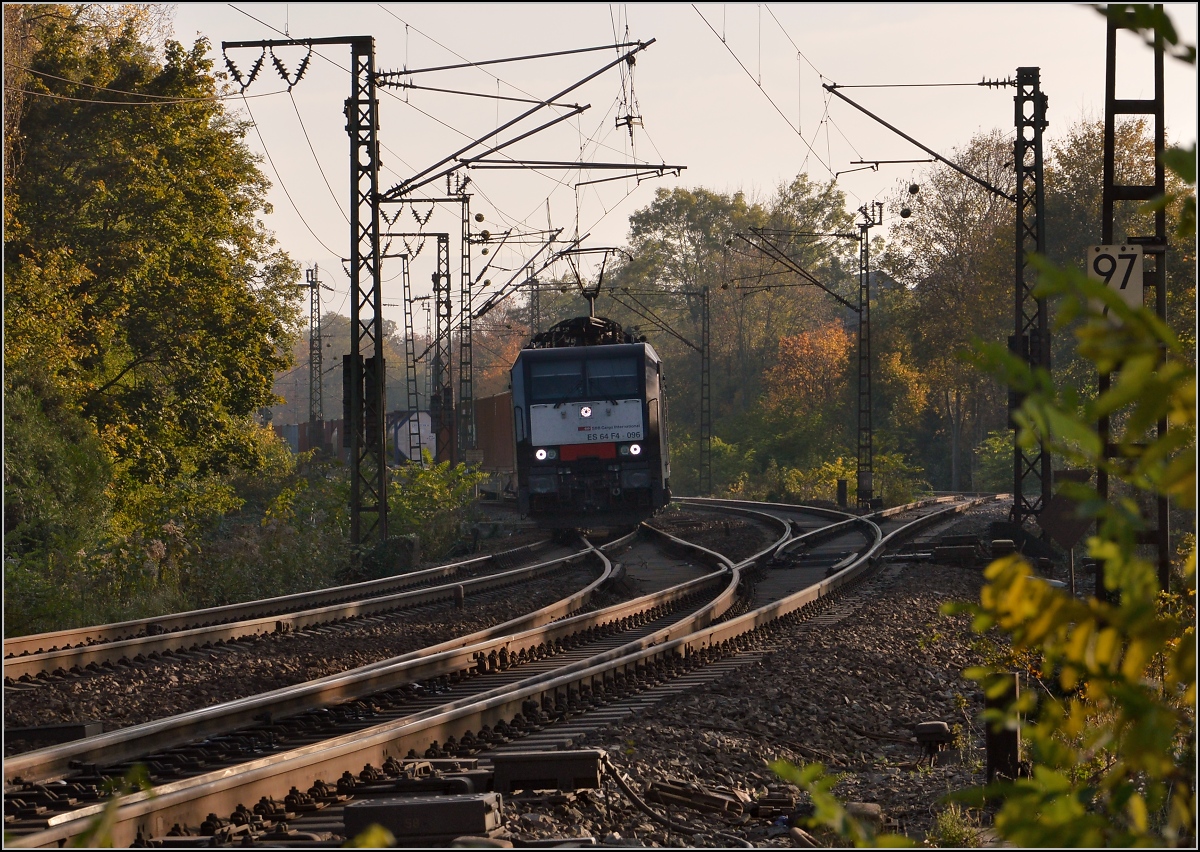 Eine interessante SBB Variante ist mit 189 996 im Anmarsch. Rastatt, November 2014.