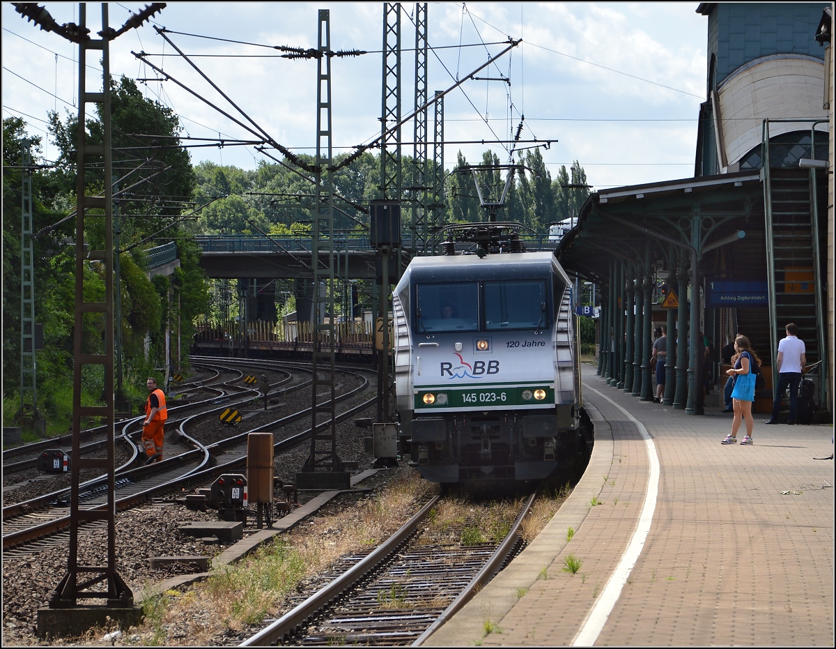 Eine Lok mit Schweizer Vergangenheit. Als Re 486 651 für die MThB gebaut, von der SBB unter Re 481 001 übernommen, heute als 145 023-6 bei der Press mit schöner Werbefolie in Betrieb. Hamburg Harburg, Juli 2015.