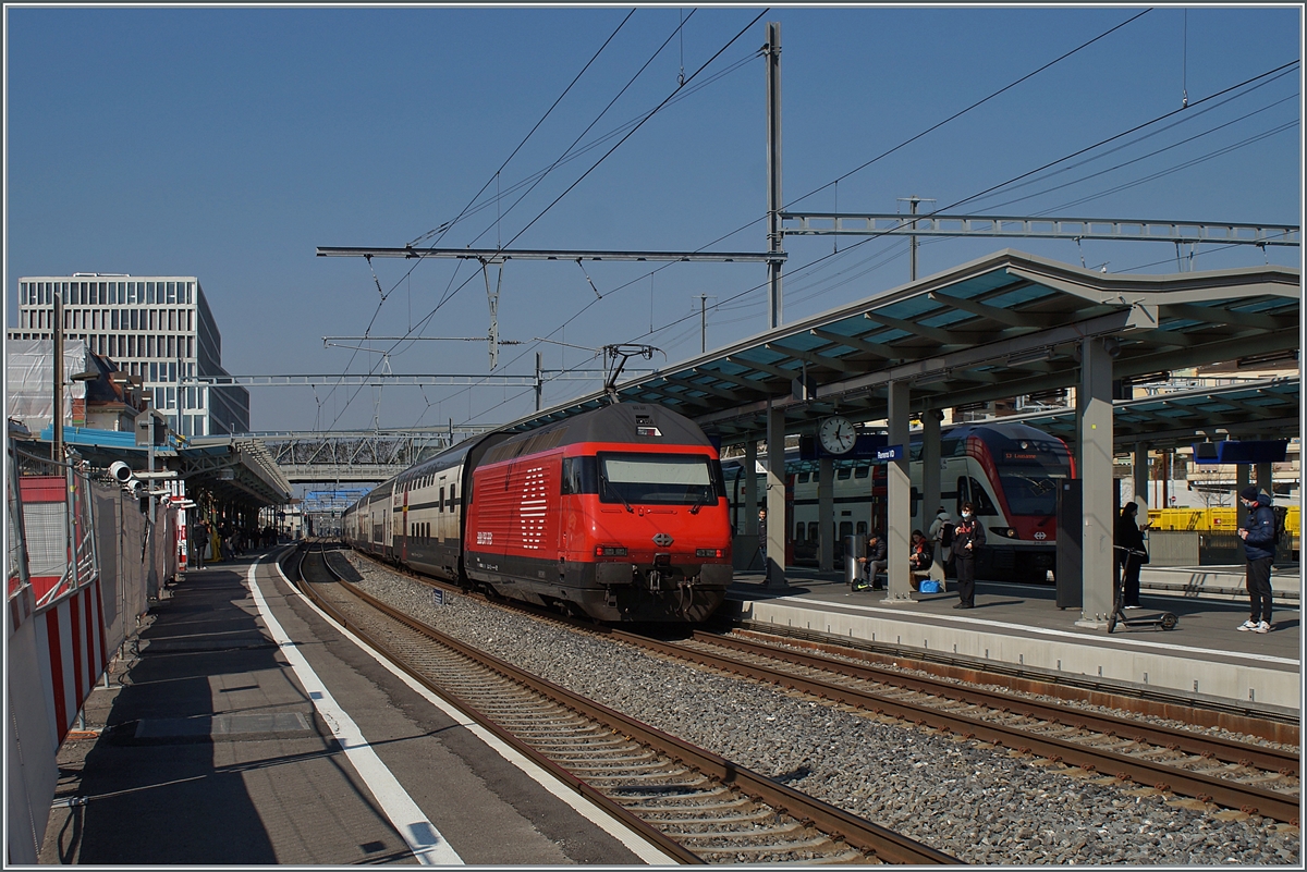 Eine SBB Re 460 fährt mit ihrem IR 15 (Luzern- Geneève-Aéroport) in Lausanne durch. Der Standpunkt dürfte ziemlich gennau jendem des Bilder mit den Re 4/4 II (Bild ID  775694) entsprechen. 

10. März 2022