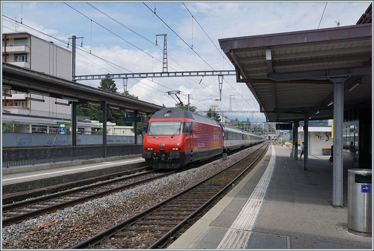 Eine SBB Re 460 ist mit einem IR 90 von Brig nach Genève Aéroport in Versoix unterwegs. 

28. Juni 2021