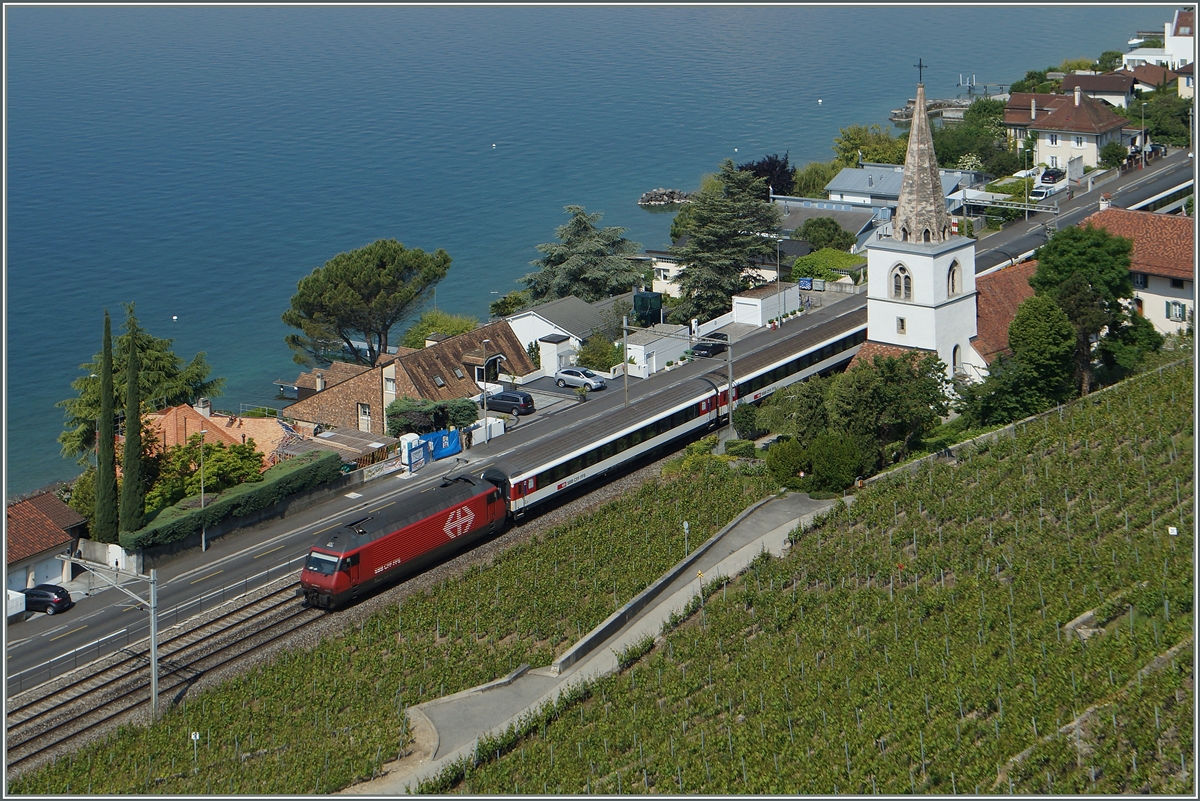 Eine SBB Re 460 zieht den IR 1413 von Genève Aéroport nach Brig bei Villette VD dem Genfersee entlang. 
2. Juni 2014