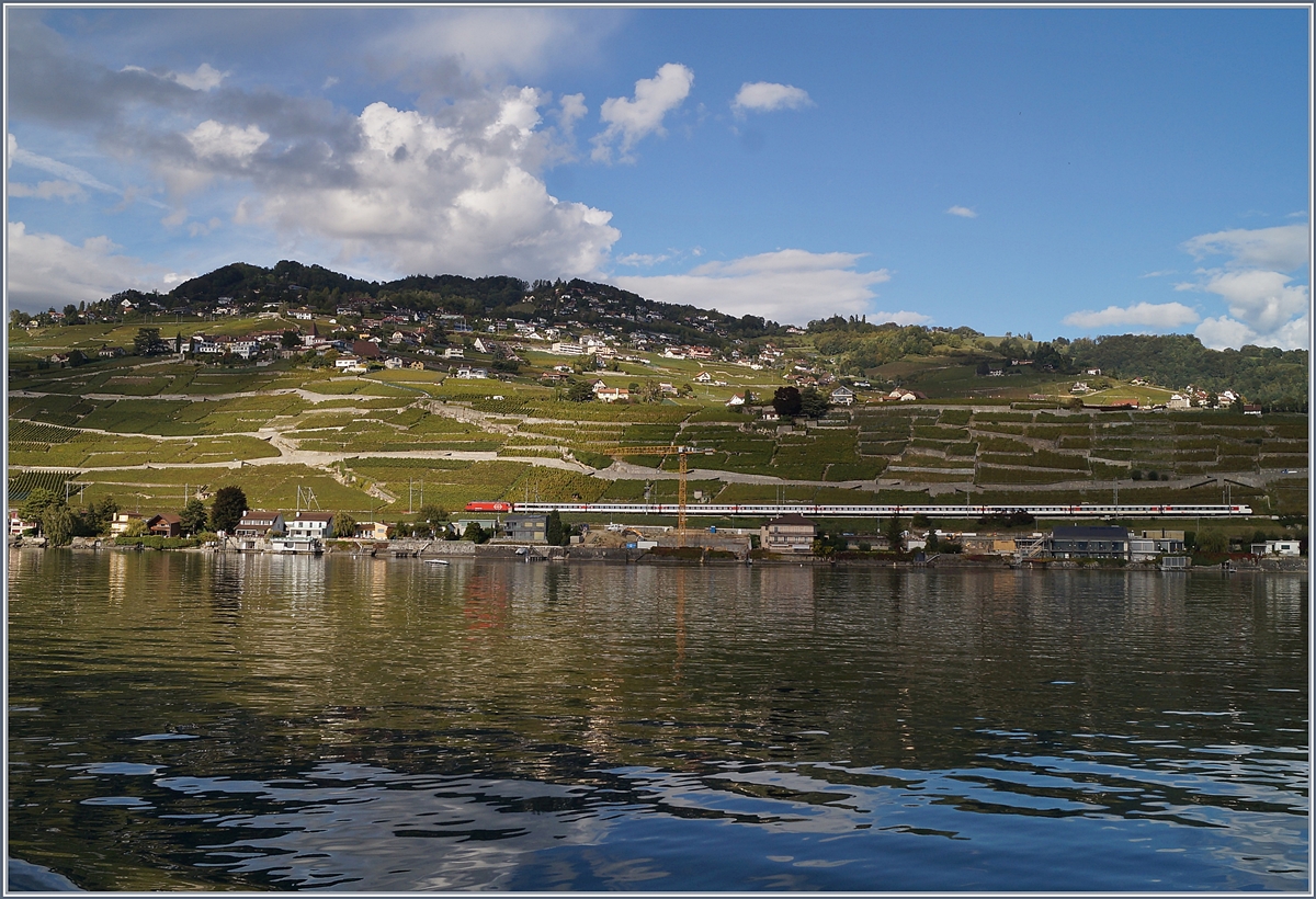 Eine SBB Re 460 ist zwischen Cully und Villette mit ihrem IR auf dem Weg in Richtung Lausanne.

1. Okt. 2019