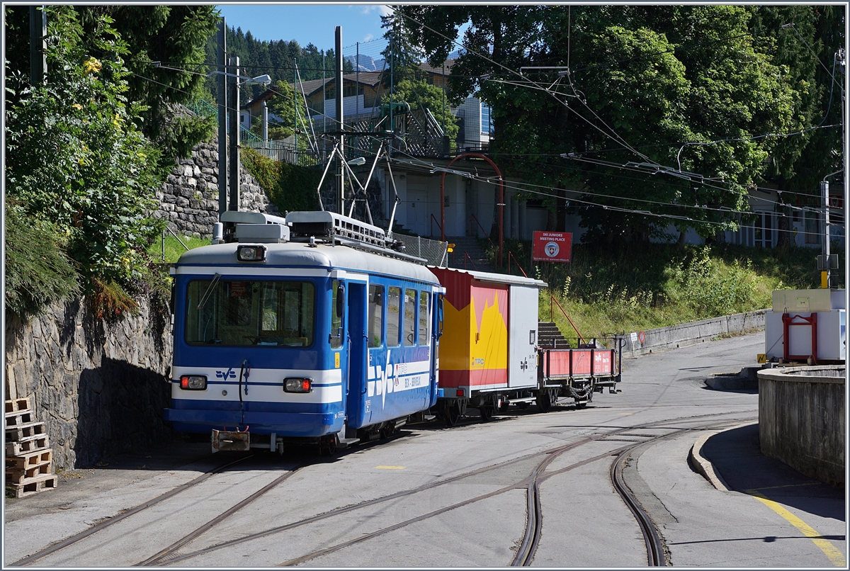 Eine schöne Überraschung, den Be 2/3 16 in Villars sur Ollon anzuutreffen. Der nicht für Zahnradbetrieb ausgerüstete Triebwagen war früher im Trambetrieb Bex-Bevieux eingesetzt und scheint nun, sich in Villars um den Rangierdienst zu kümmern.
5. Sept. 2017