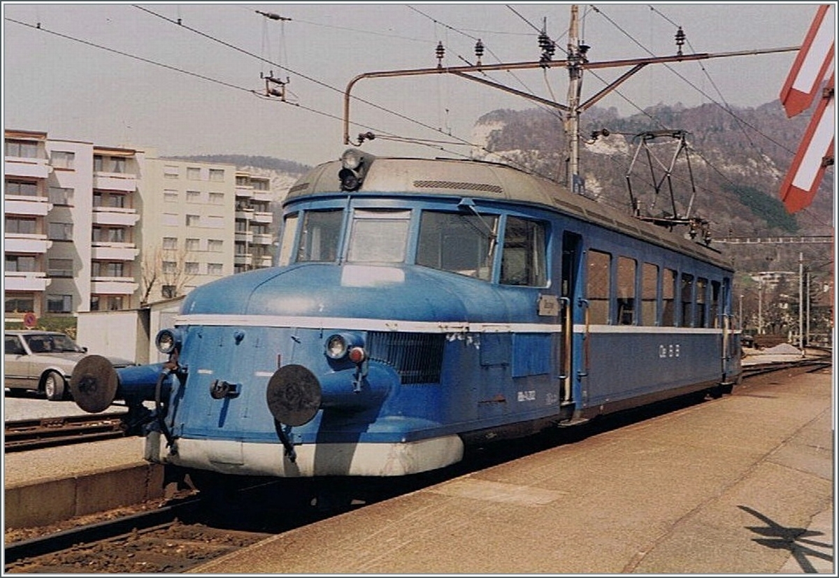 Einen  Roten Pfeil  lackierte die OeBB blau. Dieser besorgt den Verkehr auf der OeBB Strecke von Balsthal nach Oensingen. Hier wartet der  Blaue Pfeil  RBe 2/4 202 (ex SBB RBe 2/4 1001) in Oensingen auf Fahrgäste nach Balsthal.

April 1985