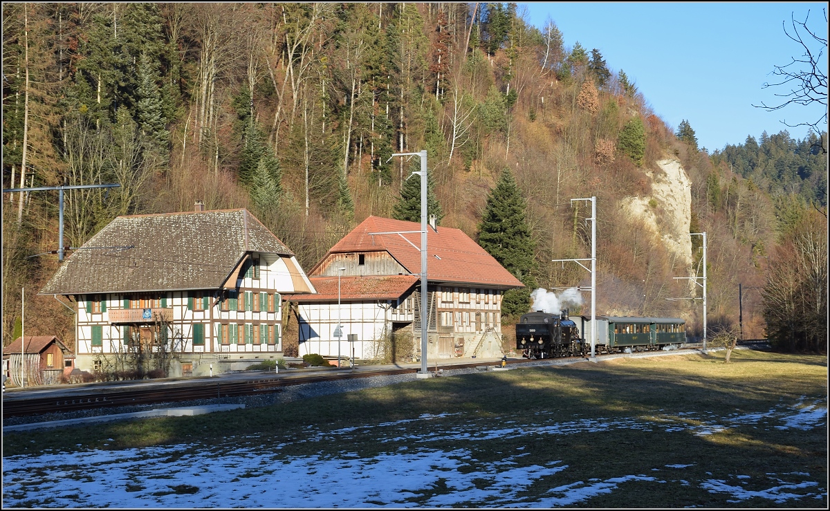 Einfahrt nach Ramsei mit Eb 3/5 5810. Februar 2019.