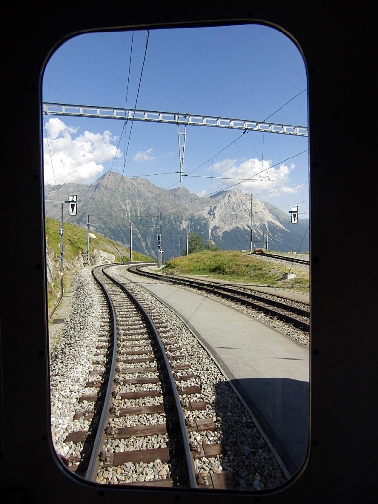 Eingeschränkter Blick aus dem letzten Wagen, dem Fahrradwagen des R 1660 von Tirano nach St. Moritz, am 18.08.2012 nach der Einfahrt in die Station Alp Grüm.