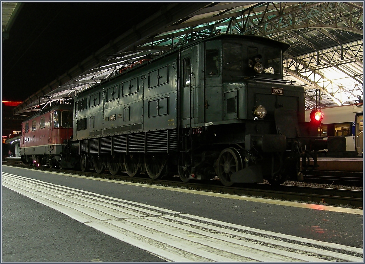 Einmal mehr bot das Gleis 2 in Lausanne innerhalb von etwas mehr als zwölf Stunden überraschende Motive, wenn auch nur als  Nachschuss  und bei Lichtsituationen, die meine kleine immer-mit-dabei Knipse ziemlich forderten: Am Sonntag Abend wartet die Ae 4/7 10976, die ETCS bedingt eine Re 4/4 II als Vorspann bekommt, in Lausanne auf die Weiterfahrt Richtung Wallis.
25. Nov. 2018