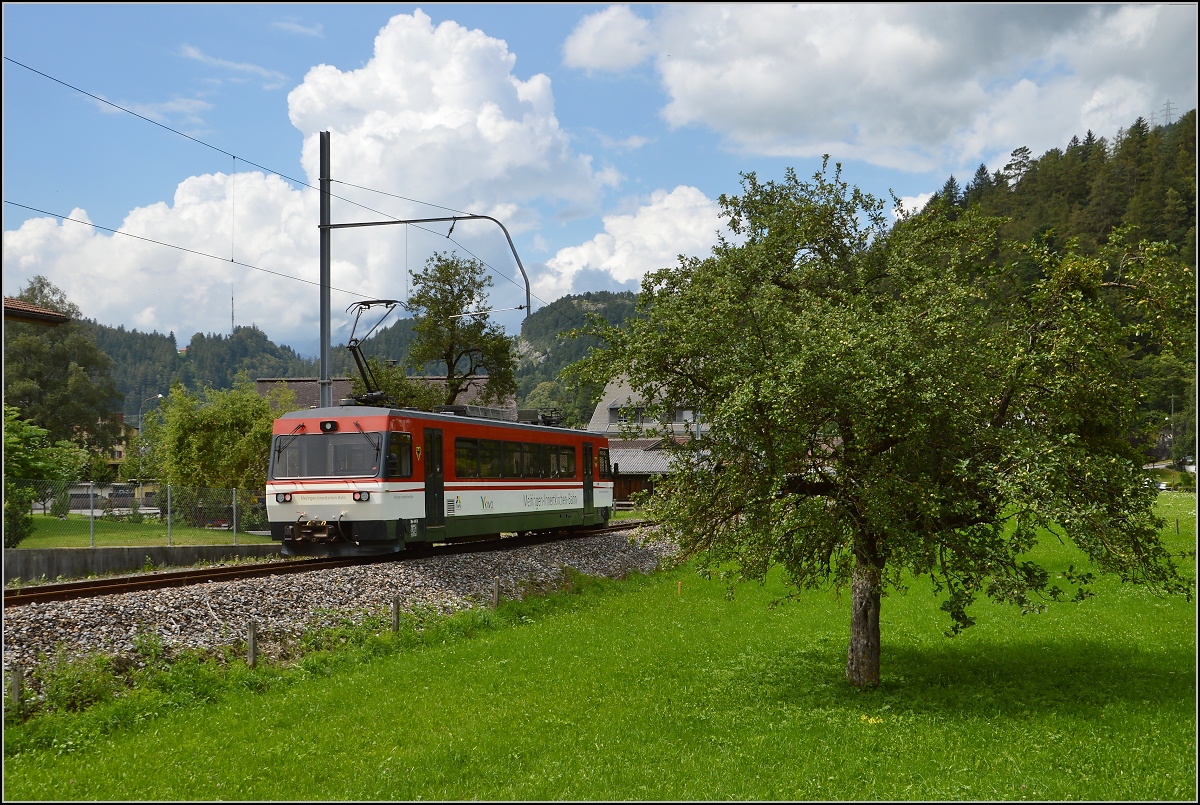 Einzelstück Be 4/4 8 der Meiringen-Innertkirchen-Bahn bei Abfahrt in Innertkirchen. Juli 2016.