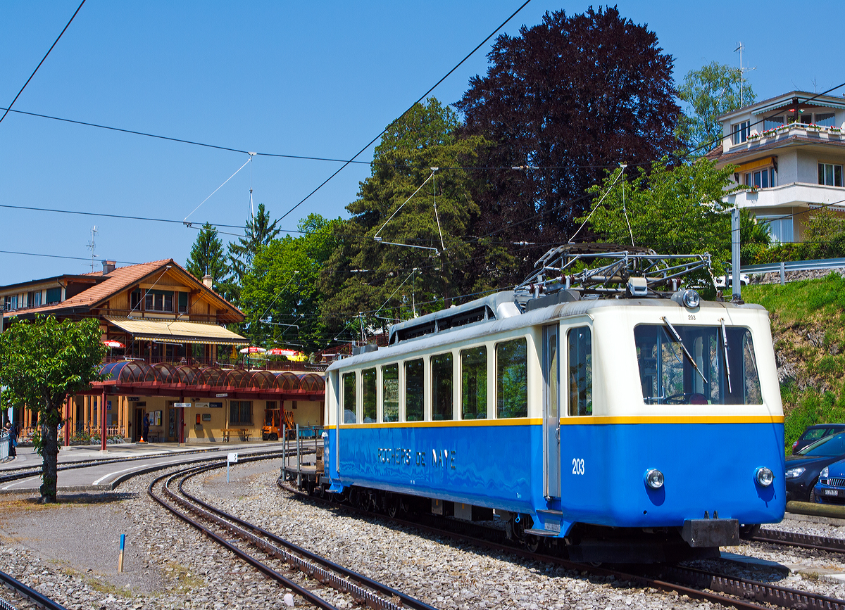 Elektrischer Zahnradtriebwagen Bhe 2/4 203 (ex BChe 2/4) der Transports Montreux-Vevey-Riviera (MVR), ex Montreux–Territet–Glion–Rochers-de-Naye-Bahn (MTGN), ex Glion–Rochers-de-Naye-Bahn, am 26.05.2012 abgestellt im Bahnhof Glion. 

Der Triebwagen wurde 1938 von der Schweizerische Lokomotiv- und Maschinenfabrik (SLM) in Winterthur  unter der Fabriknummer 3682 für die Glion–Rochers-de-Naye-Bahn gebaut, der elektrische Teil ist von BBC.

Die Bhe 2/4 sind einteilige elektrische Zahnradtriebwagen der Transports Montreux–Vevey–Riviera (MVR), ex Montreux–Territet–Glion–Rochers-de-Naye-Bahn (MTGN), davor Glion–Rochers-de-Naye-Bahn. Für die damalige GN wurden insgesamt 8 Stück gebaut. 

Fünf Triebwagen Bhe 2/4 201 bis 205 wurden 1938 von SLM unter den Fabriknummern 3680 bis 3684 gebaut. Der Triebwagen 201 ist außer Betrieb, die Triebwagen 202 und 205 wurden 2007 abgebrochen. Der Bhe 2/4 206  wurde 1947 von SLM unter der Fabriknummer 3939 gebaut und bereits im Jahr 2000 abgebrochen. Der Bhe 2/4 207  wurde 1949 von SLM unter der Fabriknummer 3976 gebaut. Der letzte, der Bhe 208 wurde 1966 von SLM unter der Fabriknummer 4521 gebaut, auch dieser wurde 2007 abgebrochen. Die elektrische Ausrüstung der Triebwagen war jeweils von BBC.

Ursprünglich waren die (eigentlich kleinen) Zahnrad-Triebwagen jeweils in zwei Wagenklassen unterteil, so wurden die Bhe 2/4 Nummer 201 bis 207 als BChe 2/4 (2./3. Klasse Fahrzeug) abgeliefert. Der 1966 gebaute Bhe 2/4 2008 (eine 3.Klasse gab es nicht mehr) hingegen wurde als ABhe 2/4 (1./2. Klasse Fahrzeug) abgeliefert.

TECHNISCHE DATEN:
Spurweite:  800 m 
Achsfolge:  2'z 2'z
Zahnstangensystem:  Abt
Länge über Puffer:  15.050 mm
Eigengewicht:  15.5 t
Höchstgeschwindigkeit: 18 km/h
Leistung: 150 kW
Fahrleitungsspannung:  850 V DC (Gleichstrom)
Max Steigung:  220 ‰

Geschichte der Bahn (Vorgängergesellschaften):
Die ehemalige Montreux-Territet-Glion-Rochers-de-Naye-Bahn (MTGN) betrieb die Zahnradbahn von Montreux über Glion auf den Rochers de Naye sowie die Standseilbahn von Territet nach Glion. Das Unternehmen entstand 1992 aus der Fusion der Standseilbahn Territet–Glion (TG) und Montreux-Glion-Rochers-de-Naye-Bahn (MGN). Die Montreux-Glion-Rochers-de-Naye-Bahn wiederum entstand 1987 aus der Fusion der Montreux-Glion-Bahn (MGl) mit der Glion-Rochers-de-Naye-Bahn (GN).

Die Glion–Rochers-de-Naye-Bahn erbaute 1892 eine Zahnradbahn von Glion hinauf zum Rochers de Naye. Diese begann in Glion, dem Endpunkt der Standseilbahn von Territet. Die Strecke verfügt über eine Spurweite von 800 Millimetern und ist mit dem Zahnradsystem Abt ausgestattet. Bei einer Streckenlänge von 7,7 Kilometern wird ein Höhenunterschied von knapp 1.300 Metern überwunden. Um eine bessere Anbindung der Glion-Rochers-de-Naye-Bahn an Montreux zu erreichen, wurde mit der Montreux-Glion-Bahn eine 2,8 Kilometer lange Zahnradbahn von Montreux nach Glion errichtet, die 1909 eröffnet wurde. Sie ist nach denselben Normalien gebaut wie die Glion-Rochers-de-Naye-Bahn, was durchgehende Züge von Montreux bis auf den Gipfel ermöglicht. Weil die damalige Jura-Simplon-Bahn (JS) im Bahnhof Montreux der Montreux-Glion-Bahn keinen Platz bereitstellen wollte, kaufte die Gesellschaft ein Hotel unmittelbar beim Bahnhof, um es abzureißen und mit einem separaten Bahnhof für die Zahnradbahn wieder aufzubauen.

Die Montreux–Glion-Bahn wurde von Anfang an elektrisch betrieben. In Glion übergaben die elektrischen Zahnradlokomotiven HGe 2/2 der MGl die Vorstellwagen den Dampflokomotiven der Glion-Rochers-de-Naye-Bahn. Seit der Elektrifikation der Glion-Rochers-de-Naye-Bahn im Jahr 1938 gehörte dies der Vergangenheit an. 1938 wurden ersten fünf BChe 2/4 beschafft und diese konnten nun von Montreux bis fast zum Gipfel fahren.