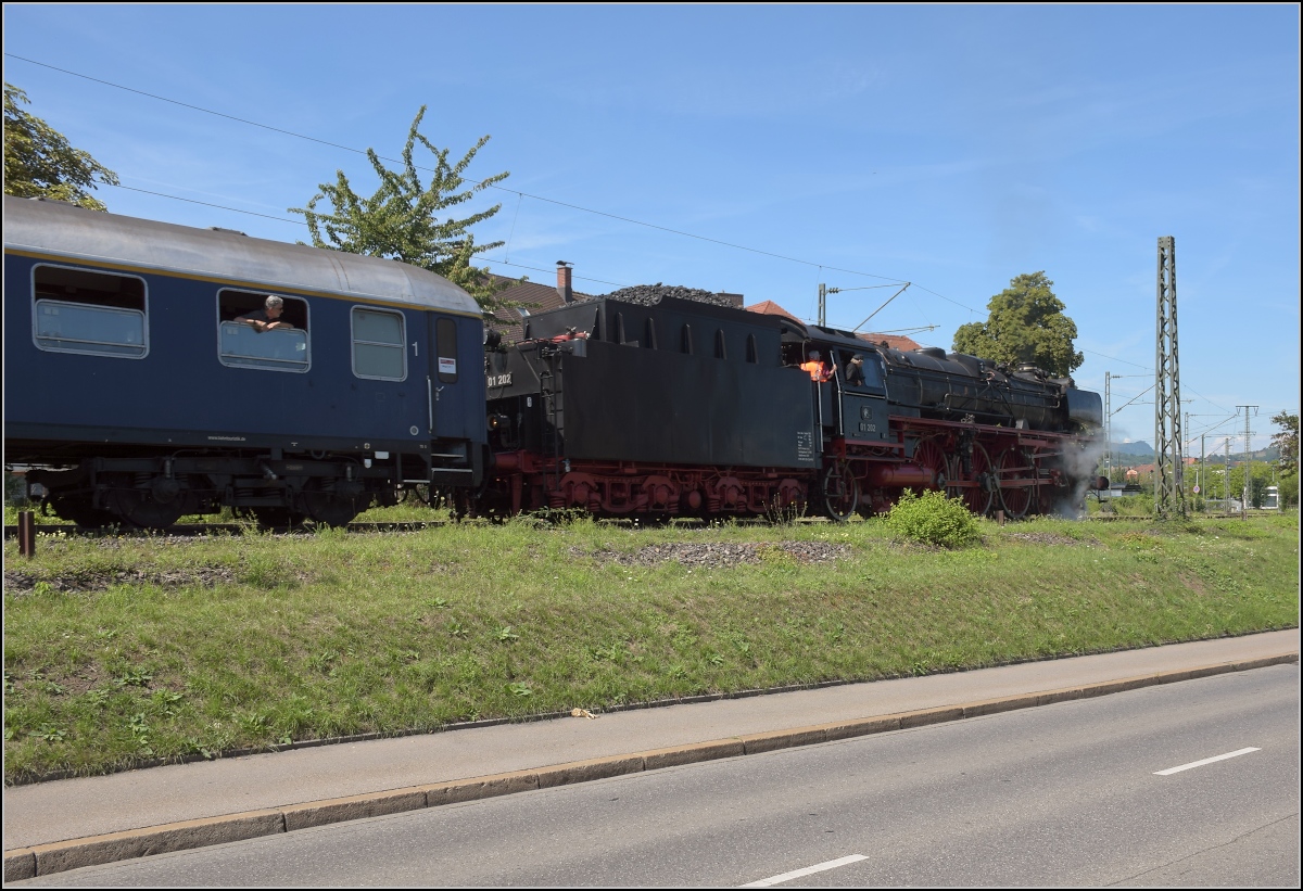 Endlich wieder Züge auf dem Schweizerbähnle (Etzwilen-Singen). 

Die letzte Hürde für den ersten Personenzug nach über 50 Jahren war das Einfahrtsignal nach Singen. Nachdem es die Einfahrt noch um ein paar Minuten behindert hatte, dann noch einen Zwangshalt provoziert hatte, konnte man den Hbf Singen erreichen. Allerdings, statt wie vom Stiftungschef Giorgio Behr 2012 versprochen zu seinem Geburtstag 2013, mit numehr 8 Jahren Widerstand der Behörden und der Stadt Singen, und noch zwei mal ein paar Minuten Widerstand der Technik war der Bann gebrochen und der Bahnhof Singen erreicht! August 2020.