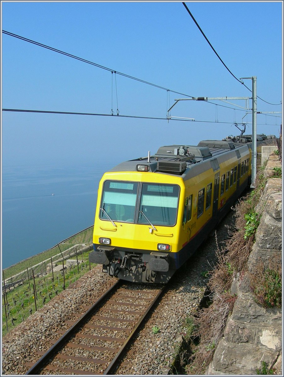 Eng an den Hang geschlungen, steigt das Trasse der Strecke Vevey - Puidoux - Chexbres steil bergan und bietet auf der Fahrt mit dem Train des Vignes (Weinbergzug) eine pr�chtige Aussicht auf den Genfer See und die Savoyer Alpen.
9. April 2007