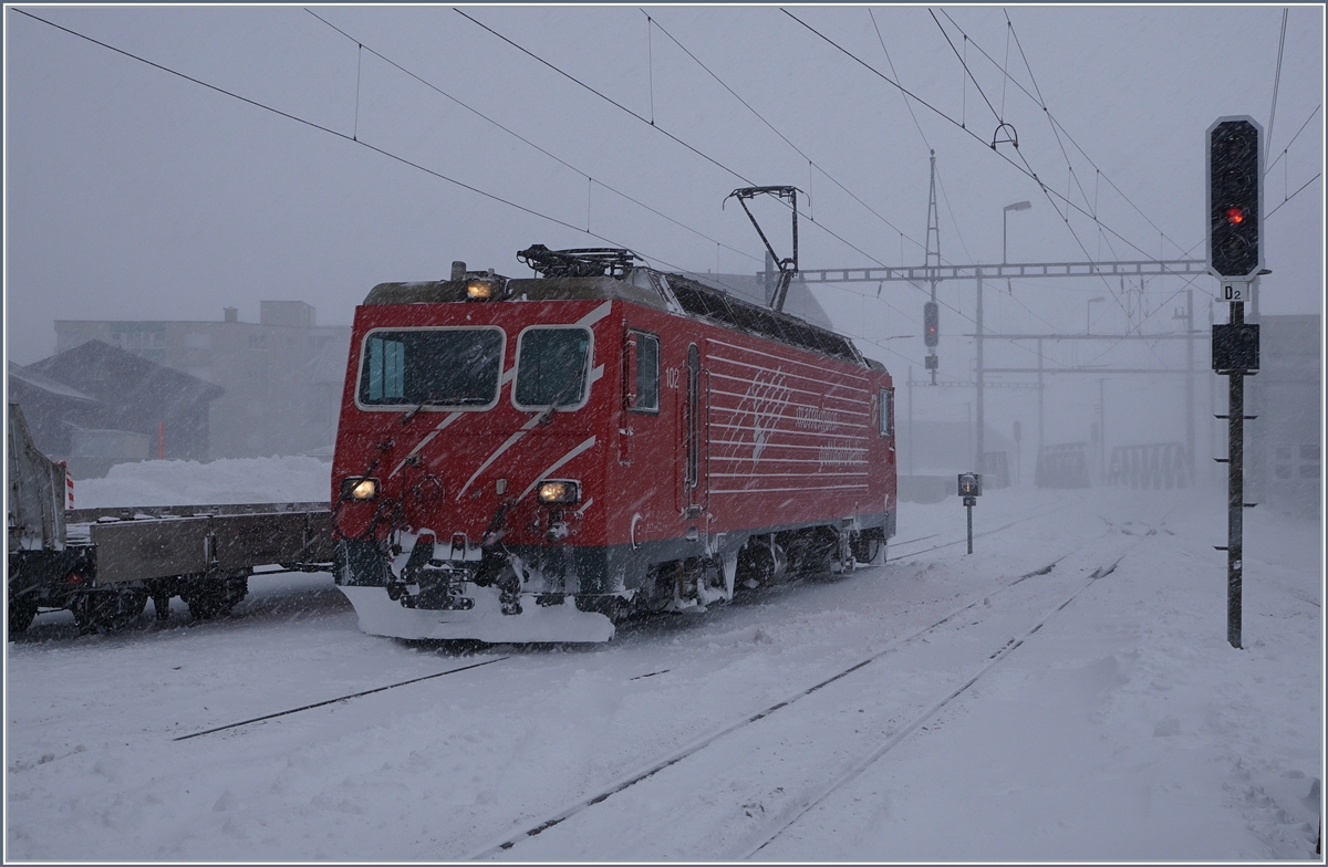 Es schneit, es windet! Die MGB HGe 4/4 II 102 in Andermatt.
5. Jan. 2017