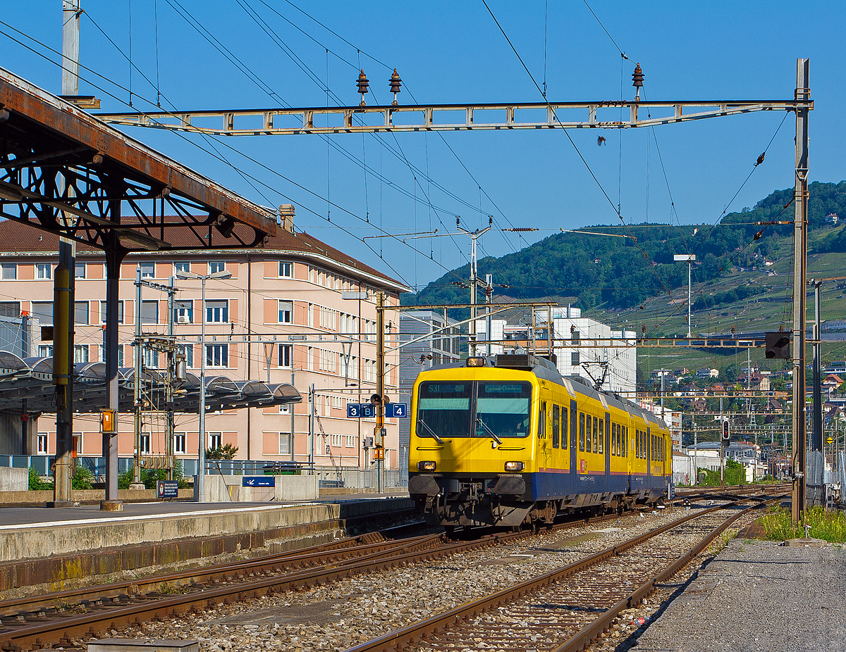 Es waren die letzte Tage des  Train des Vignes  und der sch�ne Zug hat eine Neubearbeitung meiner Bilder, so finde ich, verdient.

Der  Train des Vignes  (S31) in der Zugskomposition SBB RBDe 560 131-5 „Saint-Saphorin“ mit dem Steuerwagen Bt 50 85 29-35 931-9, f�hrt am 28.05.2012 Steuerwagen voraus den Bahnhof Vevey auf Gleis 5 ein.

Der Train des Vignes war ein Pendelzug, welcher zwischen 1996 und 2012 auf der Vevey–Chexbres-Bahn verkehrte. Namensgebend war das �rtliche Weinbaugebiet. Die Zugskomposition trug einen gelb/blau/roten Anstich mit dem SBB-Logo, aber lediglich der franz�sischen Abk�rzung CFF. Als Ersatzkomposition wurde ein baugleicher Zug in Normallackierung vorgehalten, dessen Nummer je um eins h�her war (560 132 und 29-35 932). Abweichend von den �brigen SBB-NPZ waren diese Fahrzeuge mit einer Haltanforderung versehen (Halt auf Verlangen). Im Juni 2012 wurde der Train des Vignes aus dem Verkehr gezogen und dem Modernisierungsprogramm (neue Inneneinrichtung, Klimaanlage, erste Klasse und Ersatz der Steuerelektronik) zugef�hrt. Seither verkehrt auf der als S31 ins Netz des L�man Express integrierten Linie eine modernisierte NPZ-Komposition in den SBB-Standardfarben.

Als RBDe 4/4 wurden die Triebwagen der Schweizerischen Bundesbahnen (SBB) bezeichnet, die ab 1984 f�r die als Neuer Pendelzug (NPZ) bezeichneten Regionalzugskompositionen mit den dazugeh�renden Steuerwagen angeschafft wurden. Sie tragen seit 1990 die Baureihenbezeichnung RBDe 560.Aus Kostengr�nden wurde damals auf die Beschaffung neuer Zwischenwagen verzichtet, verwendet werden stattdessen umgebaute Einheitswagen (EW I und EW II).

Die meisten von 1987 bis 1996 gebauten Fahrzeuge RBDe 560, 561 und 568 durchliefen 2008 bis 2013 ein Komplett-Modernisierungsprogramm. Aus aufgearbeiteten Trieb- und Steuerwagen sowie neu beschafften Zwischenwagen entstanden Regionalverkehrs-Kompositionen mit der Bezeichnung �Domino�. Die Triebwagen werden dabei einheitlich als RBDe 560 (94 85 7 560 XXX-X) bezeichnet. Sie k�nnen in Vielfachsteuerung verkehren.

TECHNISCHE DATEN RBDe 560 mit Bt :
Spurweite:  1.435 mm (Normalspur)
Achsformel:  Bo’Bo’ +2´2´
L�nge �ber Puffer:  25.000 mm + 25.000 mm
Drehzapfenabstand: je 17.600 mm
Achsabstand im Drehgestell: 2.700 mm
Treib- und Laufraddurchmesser: 950 mm
H�he:  3.750 mm
Breite:  2.860 mm
Dienstgewicht:  70 t + 42 t
H�chstgeschwindigkeit: 140 km/h
Dauerleistung:  1.650 kW (2.250 PS)
Anfahrzugkraft:  182 kN
Dauerzugkraft: 78 kN
Anzahl Fahrmotoren: 4
Stromsystem:  Wechselstrom 15 kV 16,7 Hz
Sitzpl�tze: 56 (im Triebwagen) / 72 (im Steuerwagen) = 128
Ladegewicht: 4 t (Triebwagen)
Kupplungstyp: Schraubenkupplung 

