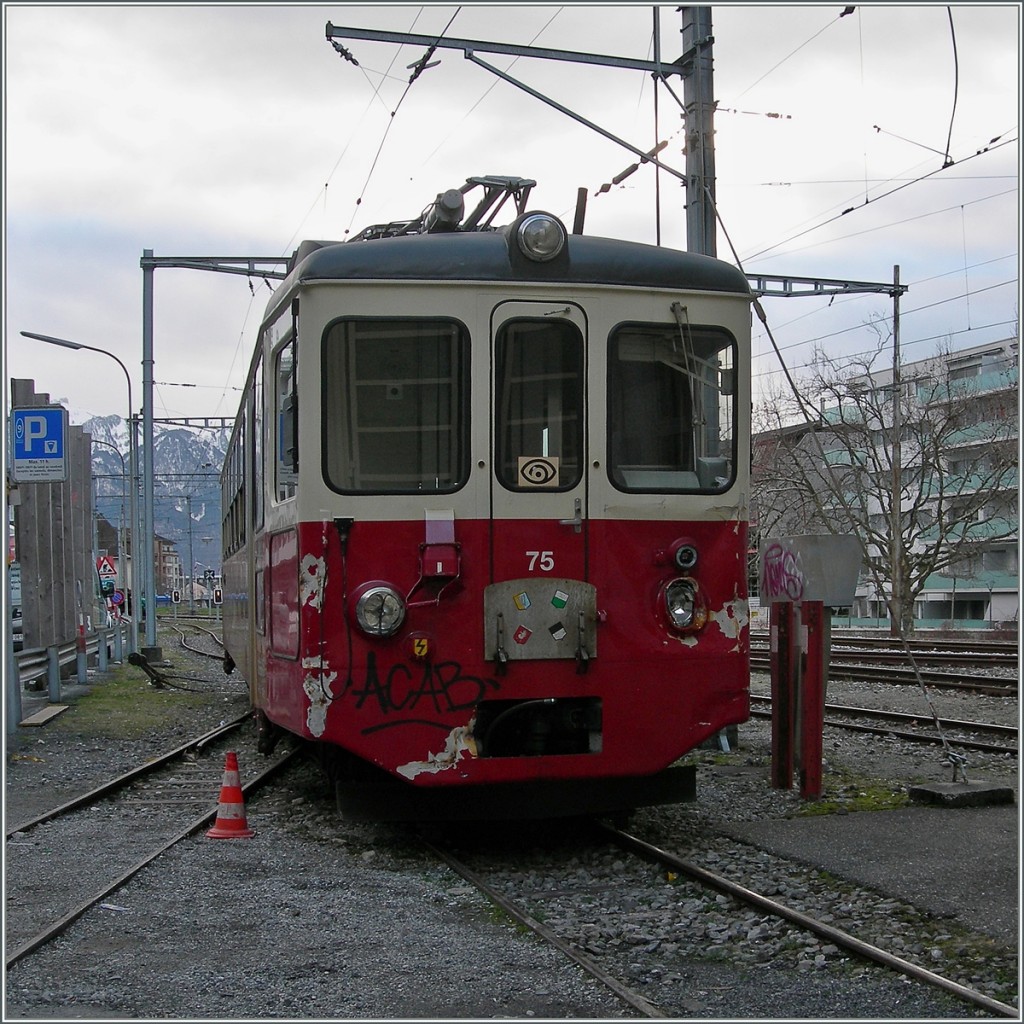Etwas lädiert, zeigt sich die Front des BDeh 2/4 75, wie gross der Schaden wirklich ist lässt sich jedoch augenscheinlich kaum feststellen, zudem werden in Kürze die ABDeh 2/6 dem Betrieb übergeben - Schade, um den BDeh 2/4 75.
10. Feb. 2016