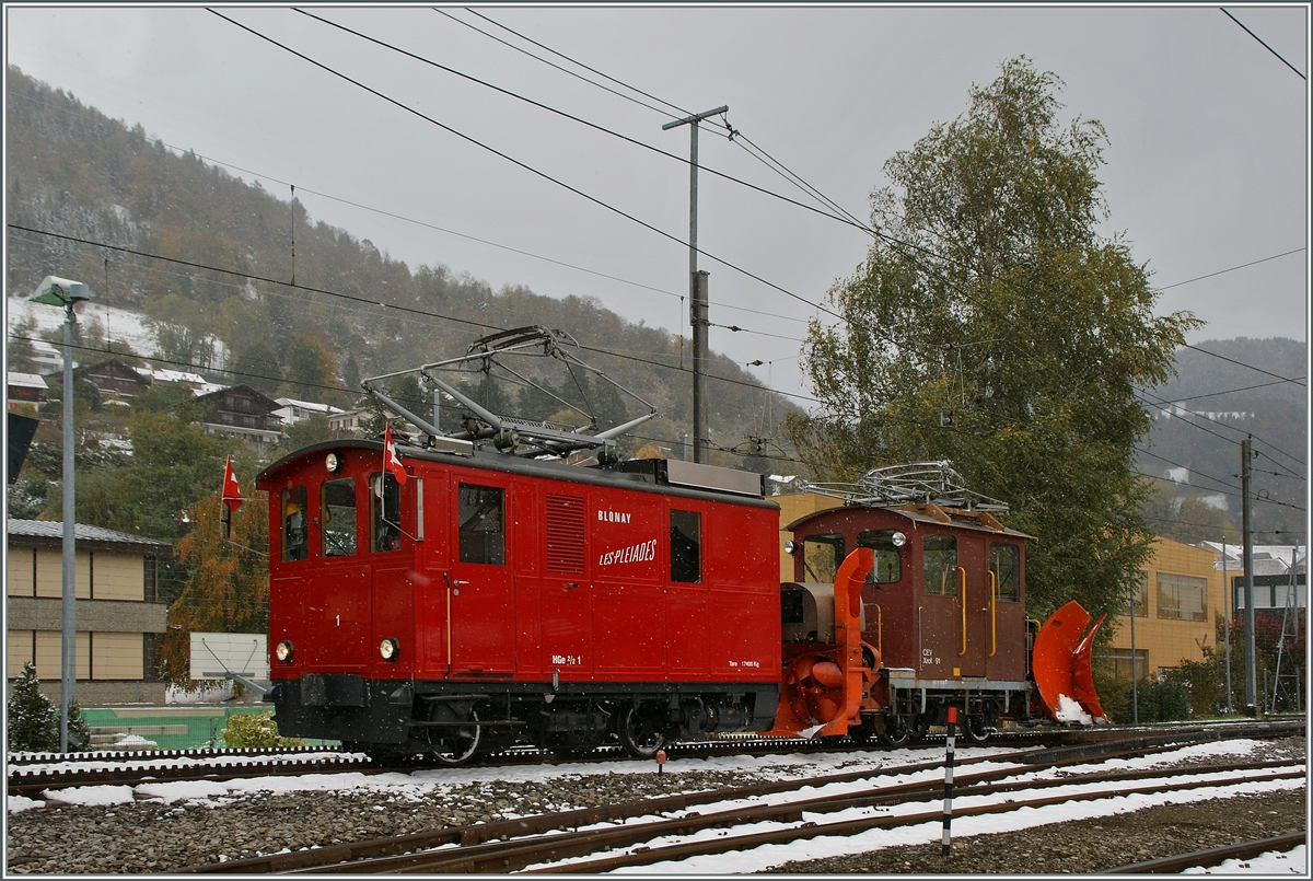 Etwas Winter in Blonay, doch auf Les Pleides hat es weit mehr gescheit, so dass die moderneisierte HGe 2/2 mit dem Schneepflug aufrücken muss. 
28. Okt. 2012 