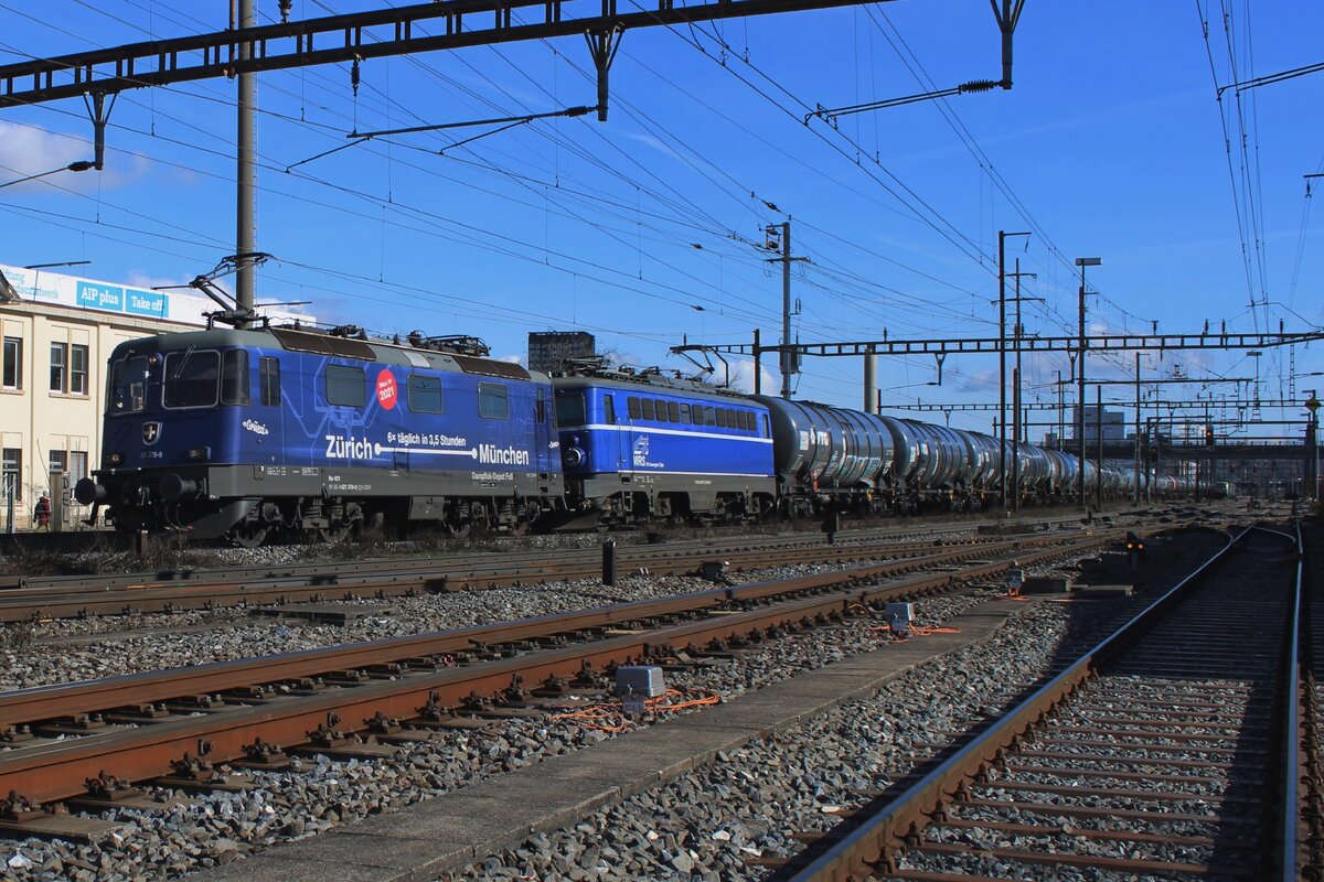 Ex-SBB 421 379 schleppt eine der manche Kerisonenz�ge durch Pratteln am 13 Februar 2024. Der Kerosinenverkehr ist massiv, weil die volle Z�ge nach und die Leerz�ge von Z�rich Airport kommen und alle durch Pratteln fahren.