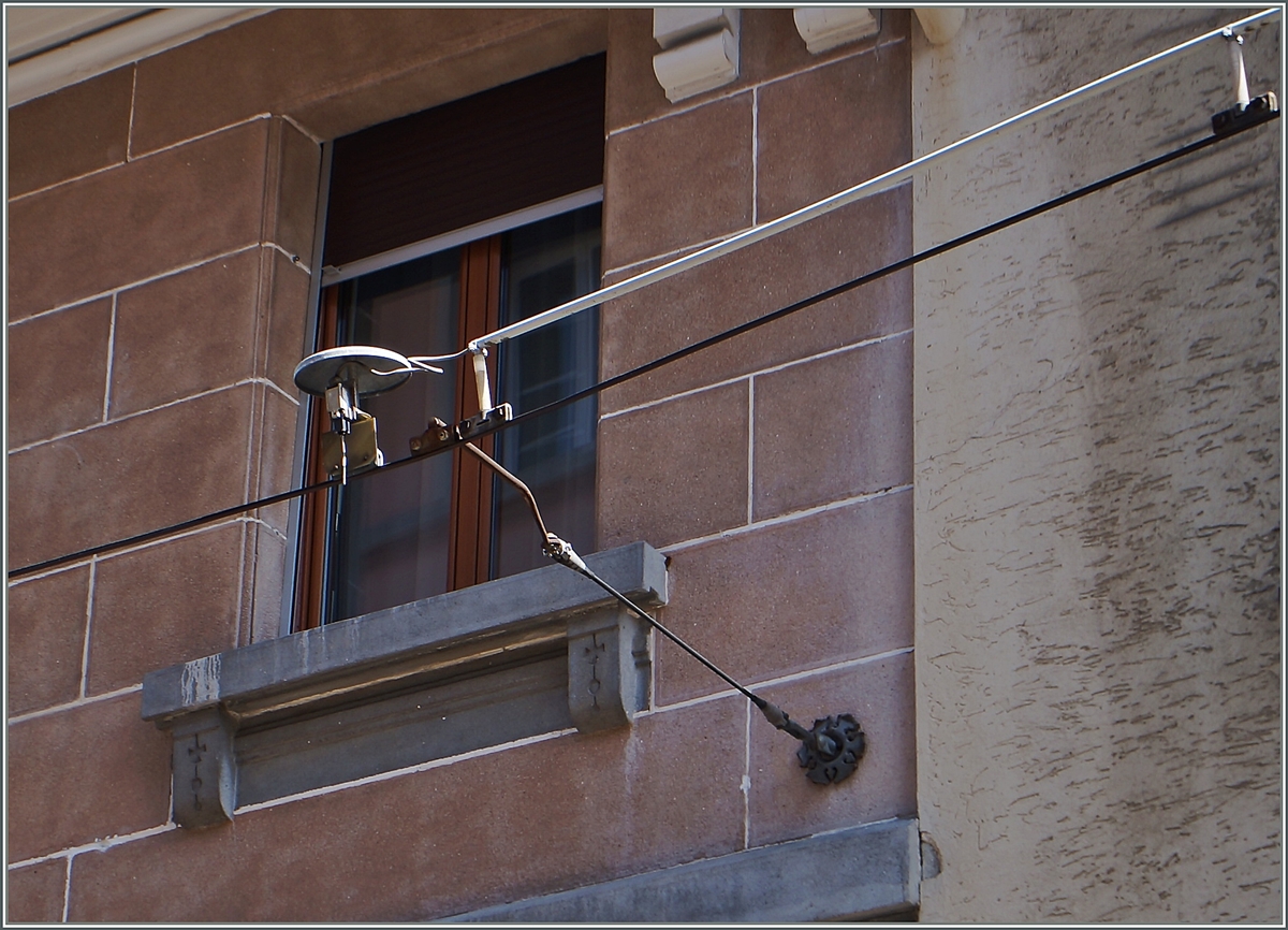 Fährt die Bahn im Strassenbereich, könnten  Gleiskontakte  wohl problematisch sein - so gibt es bei der A-L einen  Fahrleitungskontakt , wohl mit der Bedingung, dass hier keine Stromabnehmerlosen Züge verkehren.
Aigle, den 9. Mai 2015