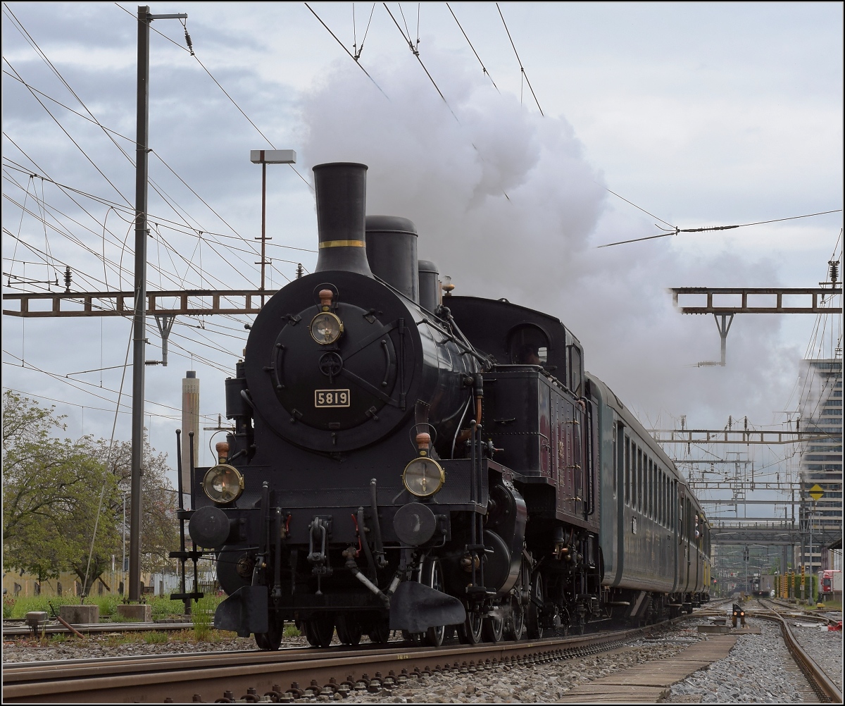 Fahrleitungsst�rung nannte sie die Veranstaltung, um an die Dampfreserve in Olten f�r solche F�lle zu erinnern. Durchfahrt des Sonderzugs in Pratteln mit Eb 3/5 3819. Die bekannte Stelle in der G�terstrasse sorgt f�r spannende Bilder. April 2019.