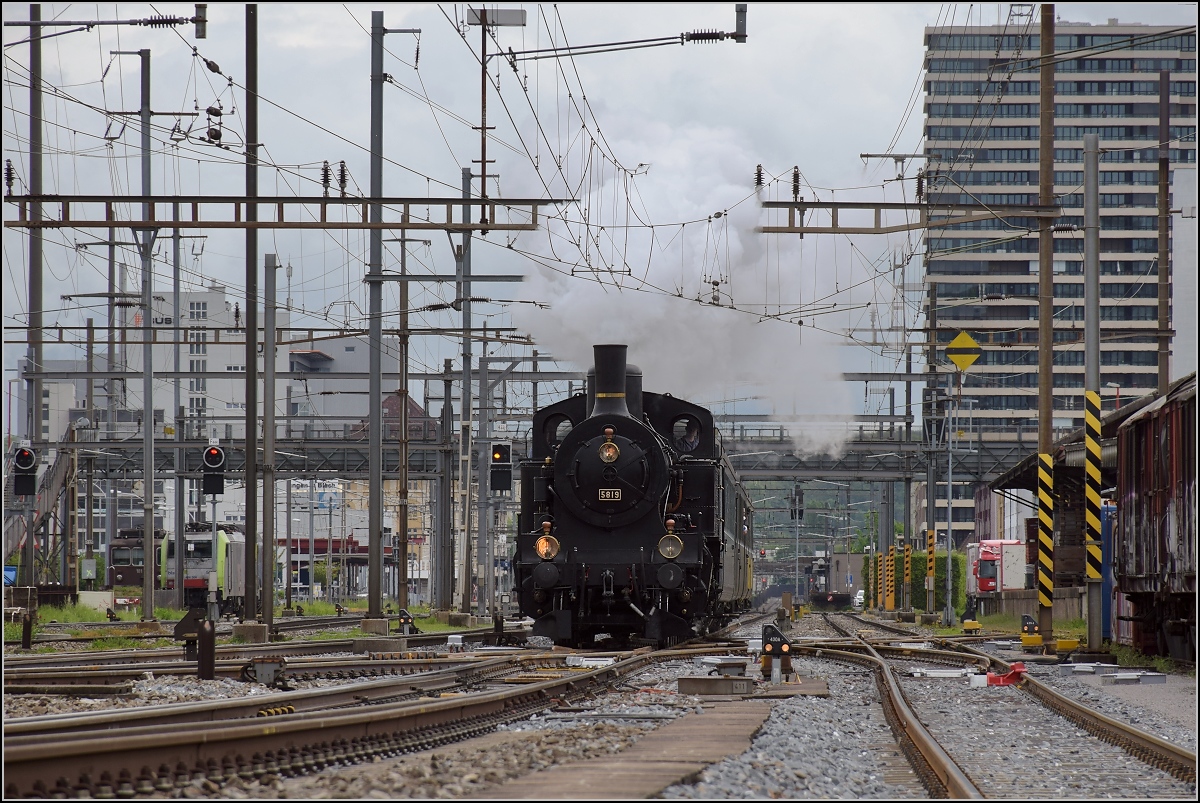 Fahrleitungsst�rung nannte sie die Veranstaltung, um an die Dampfreserve in Olten f�r solche F�lle zu erinnern. Durchfahrt des Sonderzugs in Pratteln mit Eb 3/5 3819. Die bekannte Stelle in der G�terstrasse sorgt f�r spannende Bilder. April 2019.