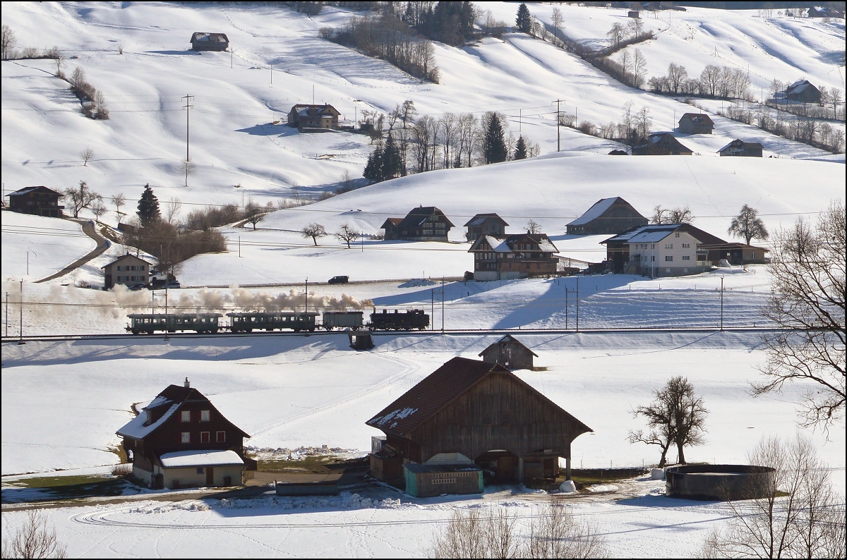 Fahrt durch Hasle im Entlebuch oder auch Bilderbuch mit Eb 3/5 5810. Bild G. Bank, Februar 2019.