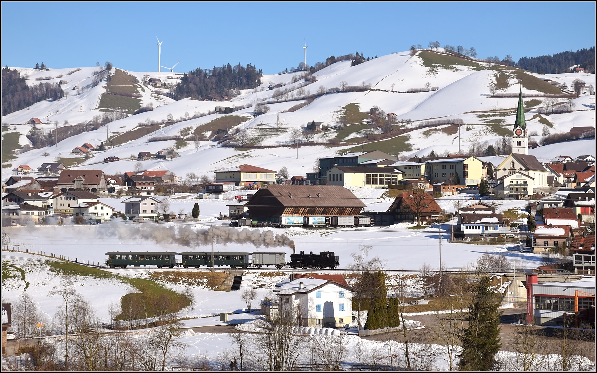 
Fahrt durch Hasle im Entlebuch oder auch Bilderbuch mit Eb 3/5 5810. Februar 2019.
