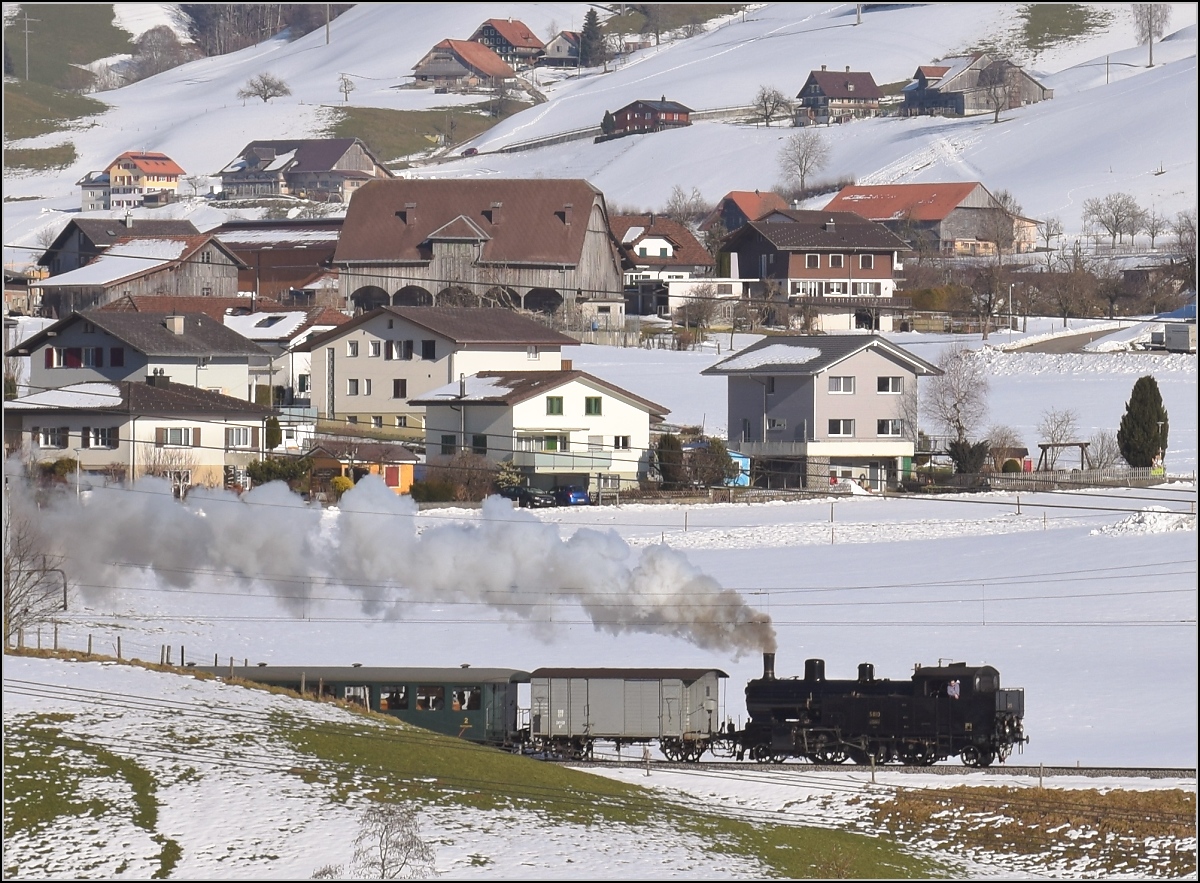 Fahrt durch Hasle im Entlebuch oder auch Bilderbuch mit Eb 3/5 5810. Februar 2019.