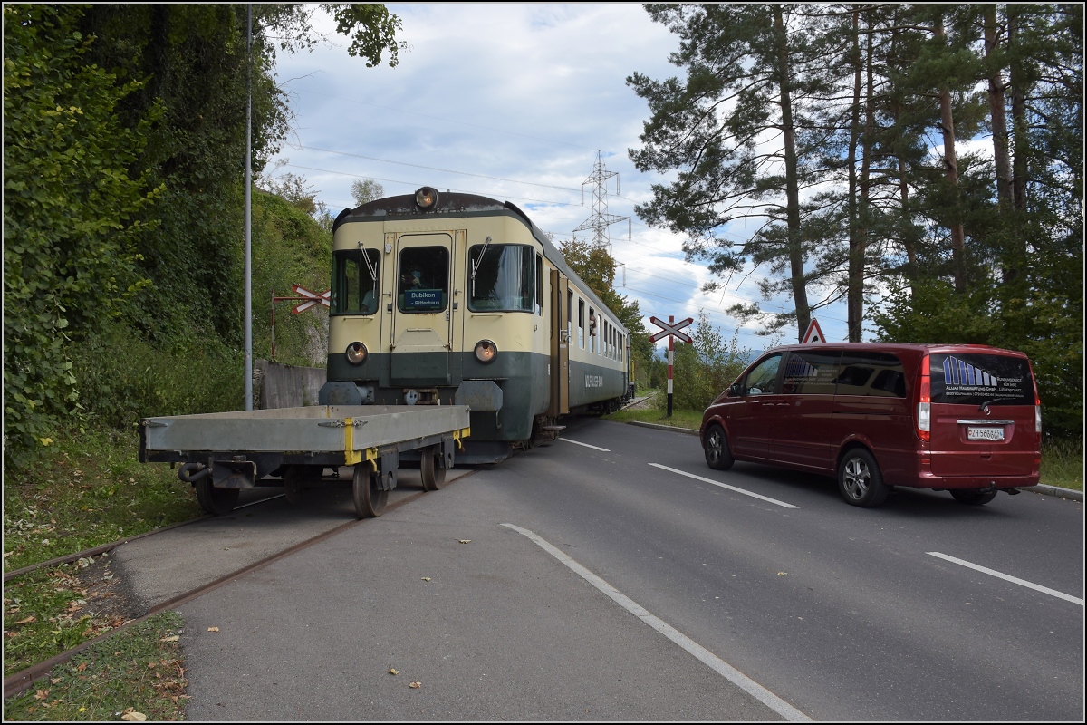 Fahrtag Wolfhuuser Bahn.

Passage des Bahnübergangs am Ortsende Wolfhausen. Der ABt bekam noch einen winzigen Beistellwagen für den Fahrradtransport. Oktober 2021.