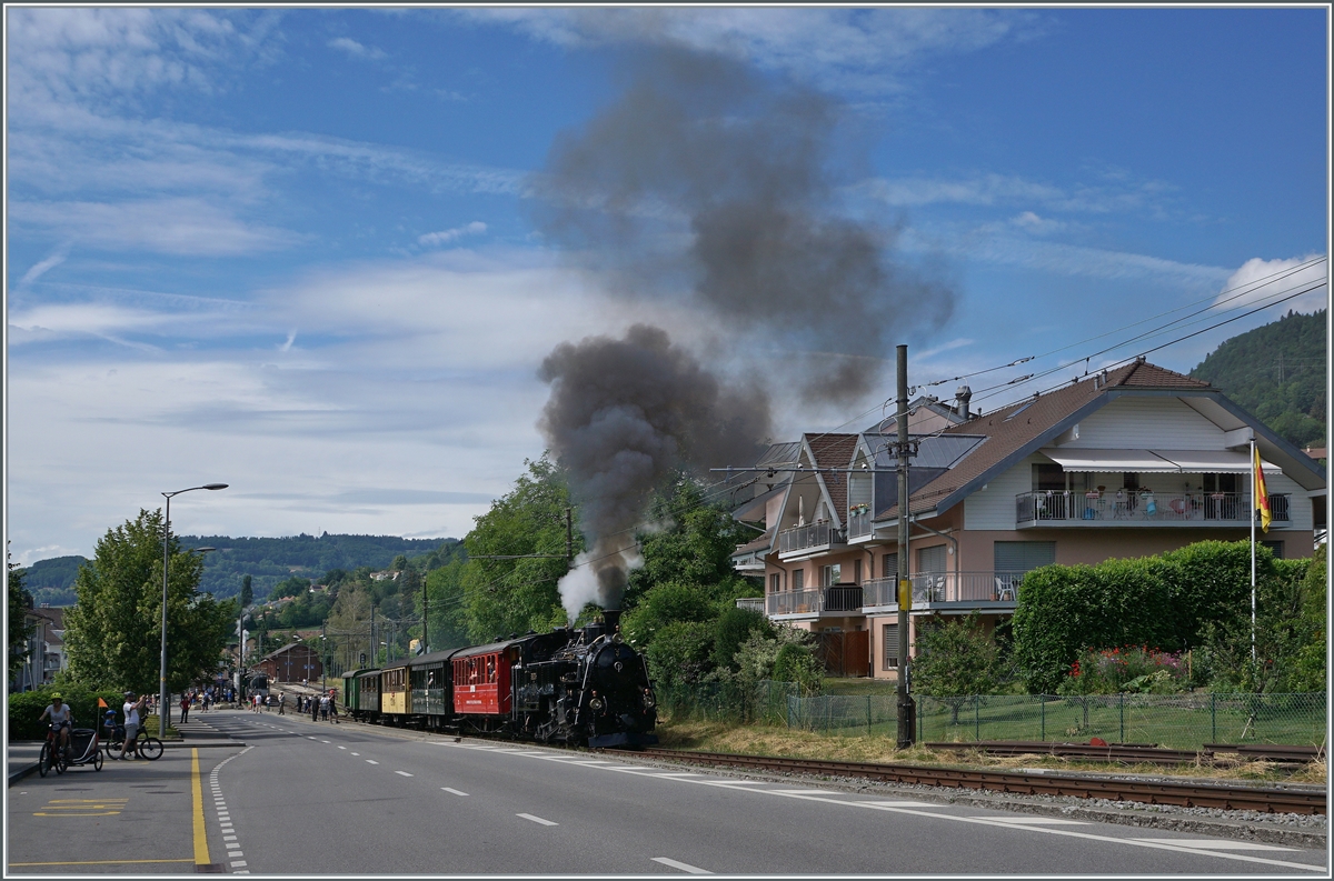  Festival Suisse de la Vapeur 2022 / Schweizer Dampffestival 2022  der Blonay-Chamby Bahn: Die BFD HG 3/4 N° 3 hat mit ihrem recht langen Dampfzug Blonay verlassen und fährt nun ein letztes mal nach Chaulin. Die nun wieder im Einsatz der B-C stehende Dampflok dürfte die G 2x 2/2 105 künftig wohl etwas entlasten. 

6. Juni 2022 