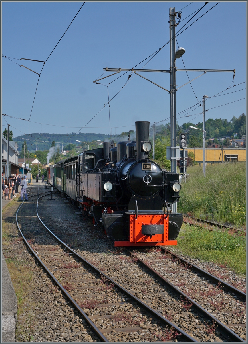 Festival Suisse de la vapeur / Schweizer Dampffestival 2023 der Blonay-Chamby Bahn: Die G 2x 2/2 105 dampft am Schluss des Dampfzuges nach Vevey kurz vor der Abfahrt in Blonay. 

29. Mai 2023