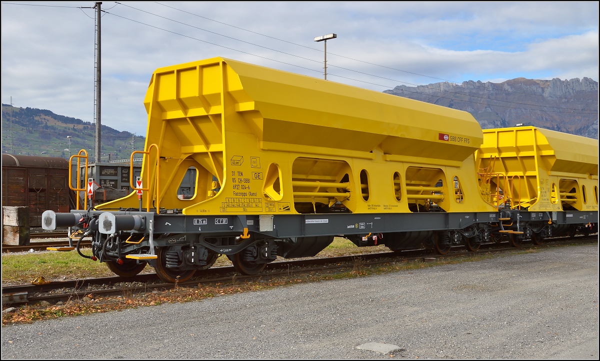 F�nf Tage nach der Zulassung stehen die nigelnagelneuen Faccnpps der SBB Infrastruktur in Buchs. November 2015.