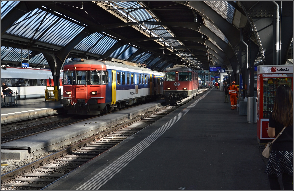Für den geneigten Gäubahnliebhaber ein echter Leckerbissen, ein Streik machte es möglich: IC 184 mit einem RBe 540 Doppelpendel, eine Woche vor seiner endgültigen Außerdienststellung. Vorne ist RBe 540 045-2, der Streik ließ den Zug nur zwischen Zürich und Schaffhausen verkehren. Zürich, Oktober 2014. 