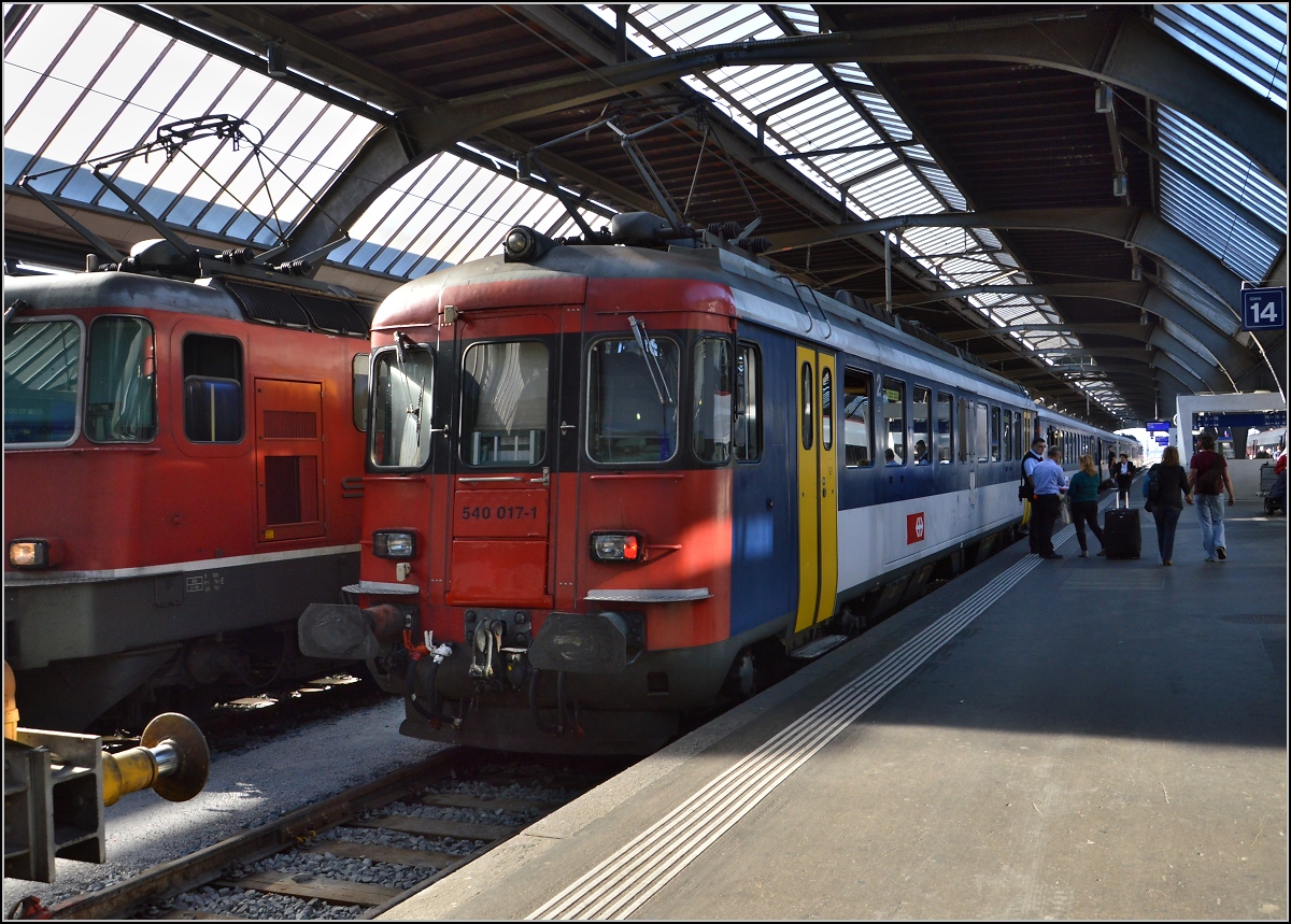Für den geneigten Gäubahnliebhaber ein echter Leckerbissen, ein Streik machte es möglich: IC 184 mit einem RBe 540 Doppelpendel, eine Woche vor seiner endgültigen Außerdienststellung. Hinten schiebt RBe 540 017-1, der Streik ließ den Zug nur zwischen Zürich und Schaffhausen verkehren. Zürich, Oktober 2014. 