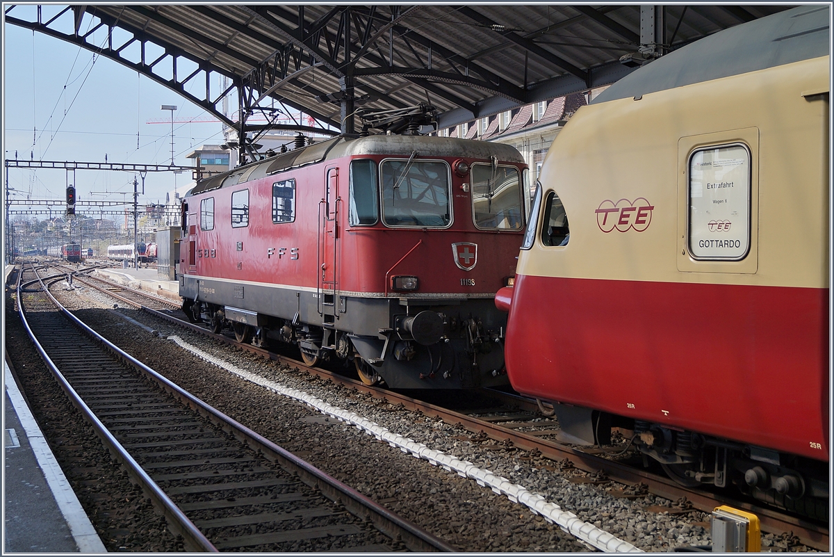 Für die Weiterfahrt des SBB RAe TEE II 1053 wird die Re 4/4 11198 nicht mehr benötigt.

31. März 2019