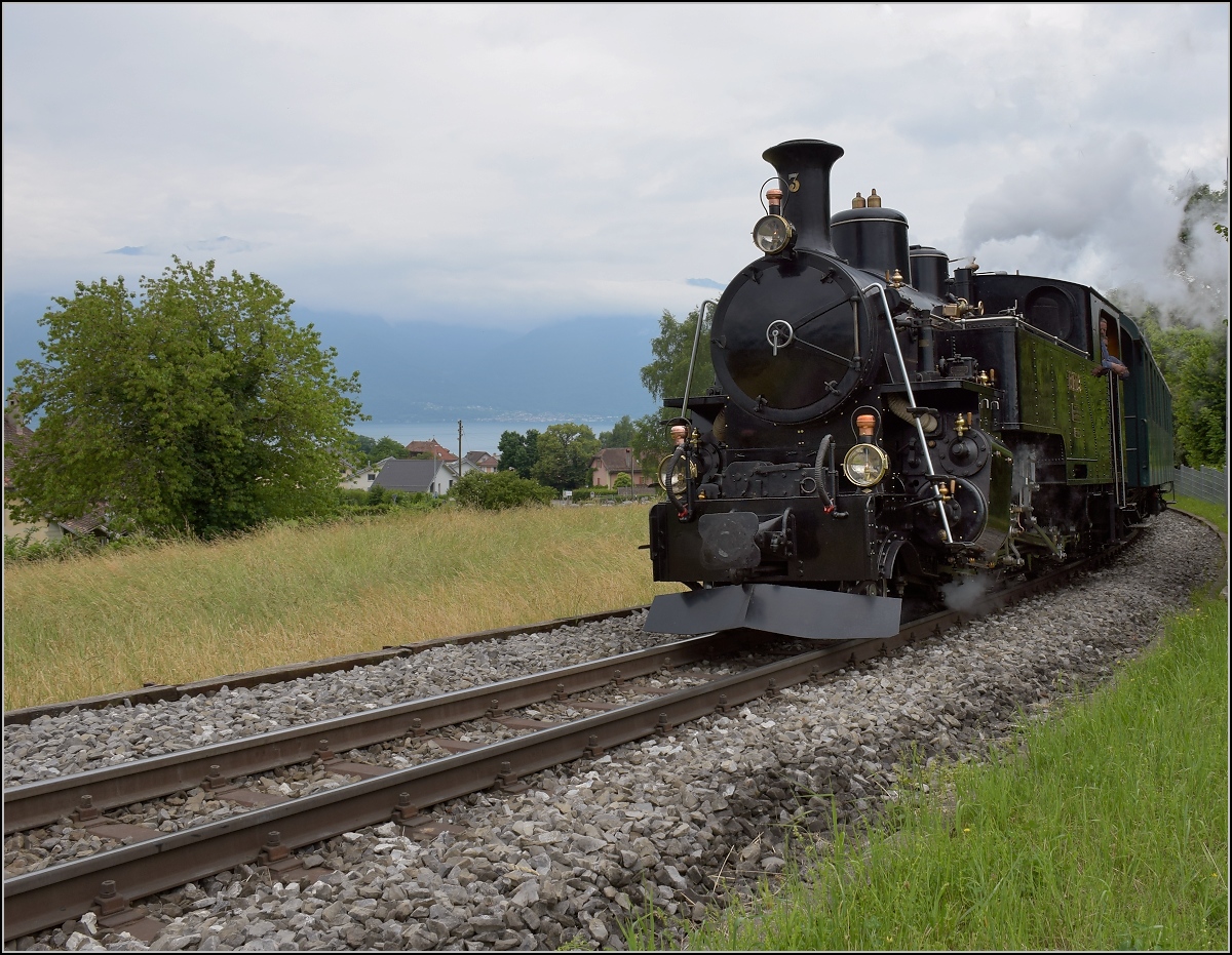 Furkalok am Genfersee mit dem Riviera-Express. Die HG 3/4 3 der BFD beim Schloss Hautville. Juni 2017. Hier konnte ich der Versuchung nicht widerstehen, das Ganze mal ohne Fahrdraht zu zeigen...