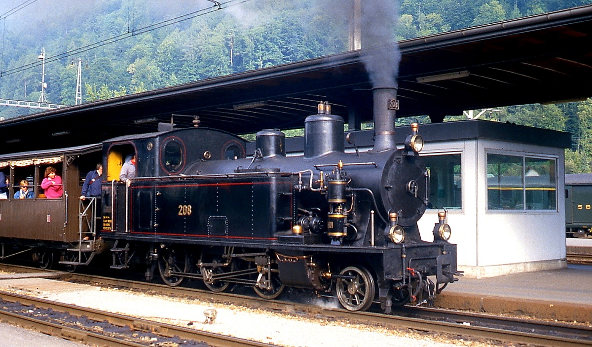 G 3/4 208 Mitte der 1980er Jahre im Bahnhof Interlaken Ost. Das Foto hat meine Mutter Gerda L�dicke w�hrend eines Urlaubs in Interlaken gemacht.