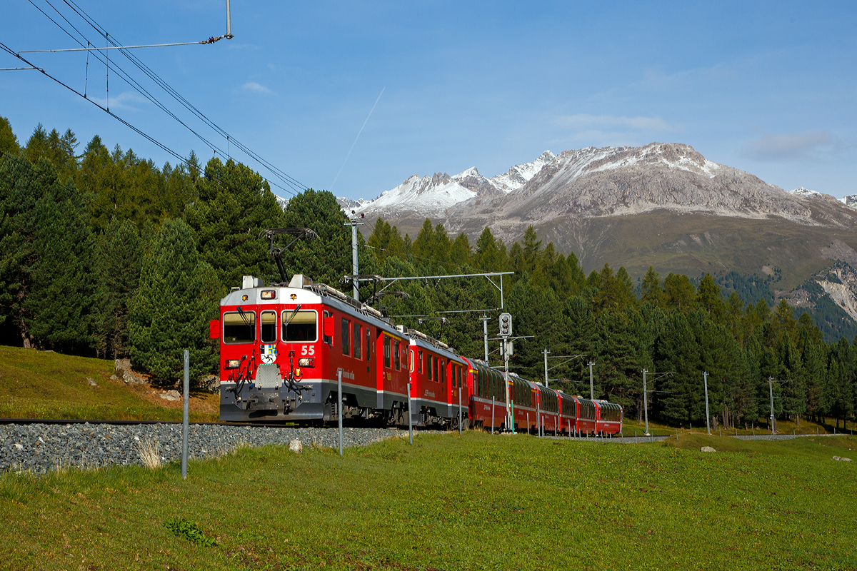 
Geführt von den RhB beiden ABe 4/4 III Triebwagen Nr. 55  Diavolezza  und Nr. 56  Corviglia  erreicht der Bernina-Express (RhB D 973) am 13.09.2017 bald den Bahnhof Pontresina. 

Da wo die Sonne noch nicht hin kommt ist es noch frostig, so haben die Triebwagen noch jeweils beide Stromabnehmer gehoben.

