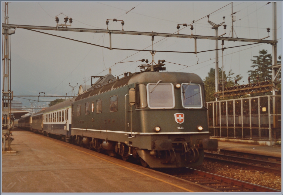 Gemäss meinen Unterlagen zeigt dieses Bild die SBB Re 6/6 11645 mit dem IC 378 bei der Durchfahrt in Grenchen Nord. Doch bei der Bearbeitung stellte ich fest, dass der  Stamm  des IC 378, der IC Mont Blanc Hamburg - Genève fehlt und die SBB Re 6/6 nur die fünf Kurswagen des  Hispania-Express  Dortmund/Basel - Port Bou am Haken hat. Dieses Analog Bild stammt vom 27. Aug. 1984