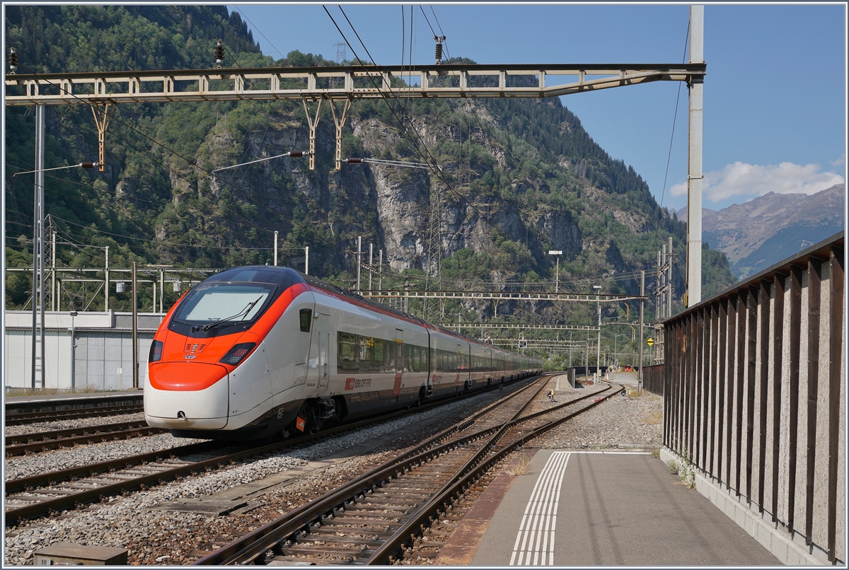  Giruno -Züge auf der Gotthardachse sind ja nun schon alltäglich, weniger aber, auf der Gotthard Panoramastrecke, auch wenn dieser RABe 501 017  nur  in Lavorgo abgestellt ist, vermag er doch die grosse Zeit dieser genialen Bahnstrecken zumindest Ansatzweise etwas aufleben. Soweit der Text zu diesem  seltenen  Bild vom 13. Sept. 2020; welches nun seinen Seltenheitswert etwas einbüsst, da durch die Schliessung des GBT die Einsätze der Züge auf der Gotthard Panorama Strecke für mehrere Monate alltäglich sein werden.

 