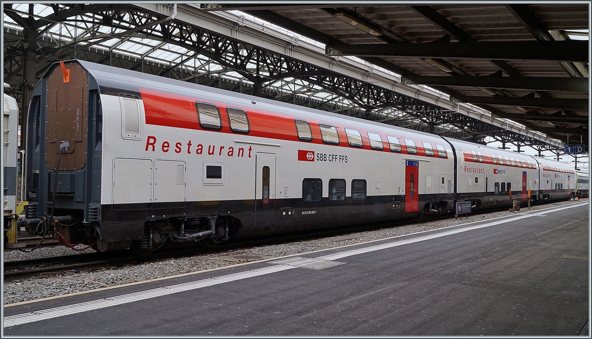 Gleich drei Twindexx Speisewagen warten in Lausanne auf die Weiterfahrt nach Villeneuve.

5. Februar 2021